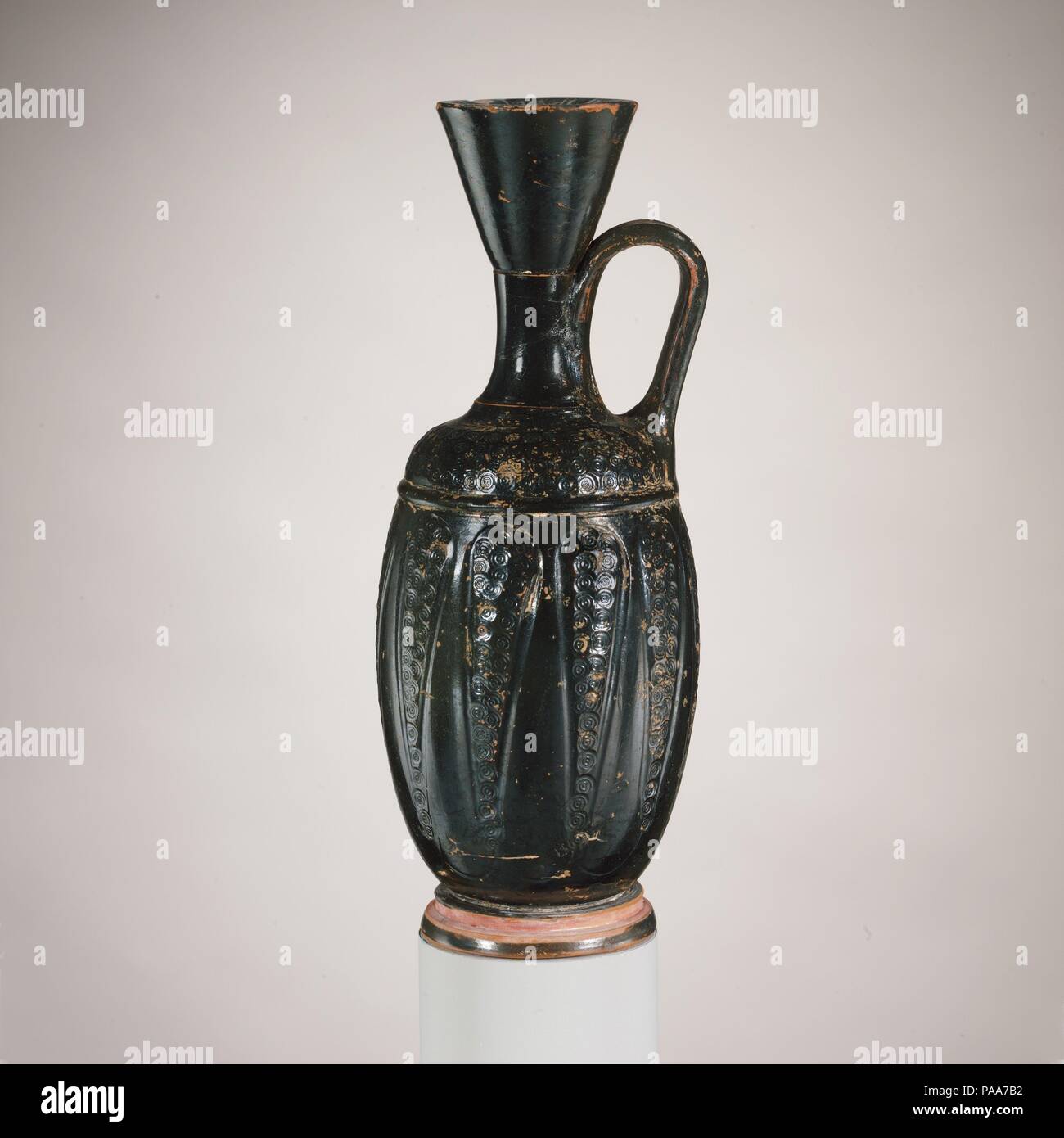 La terracotta lekythos (olio pallone). Cultura: greco, Boeotian. Dimensioni: H. 6 1/8 in. (15,6 cm). Data: Del IV secolo A.C. Stampigliato pattern. Museo: Metropolitan Museum of Art di New York, Stati Uniti d'America. Foto Stock