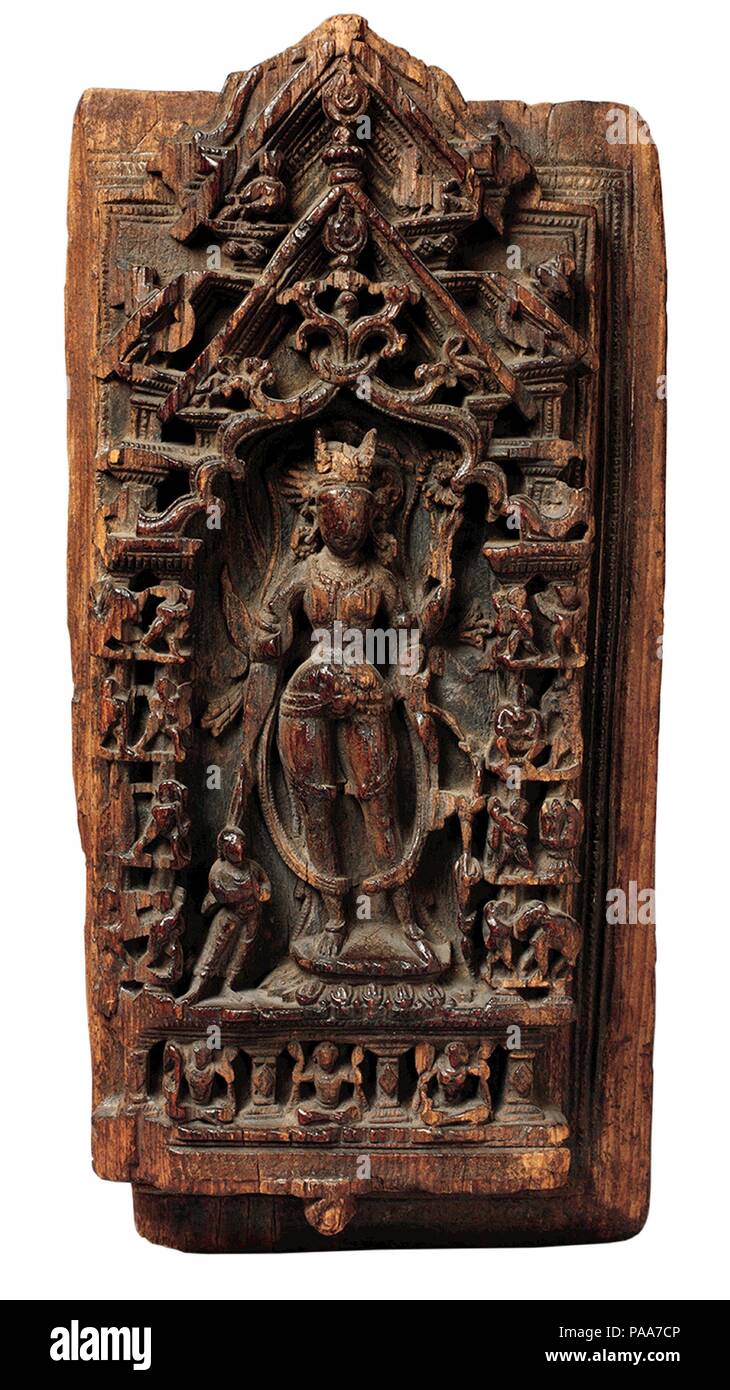 Santuario di frammento di rilievo raffigurante Ashtamahabhaya Tara, il buddista Savioress. Cultura: India (Himachal Pradesh). Dimensioni: H. 17 3/4 in. (45,1 cm); W. 8 5/8 in. (21,9 cm); D. 2 5/8 in. (6.7 cm). Data: 10th-11secolo. Tara del titolo, Ashtamahabhaya, si riferisce agli otto grandi pericoli da cui lei offre santuario: leoni, serpenti, ladri, schiavitù, yakshas, naufragio, fuoco e scatenandosi elefanti (gli ultimi due sono mostrati in basso a destra). I mercanti, inclusi marittimi, che regolarmente affrontare tali pericoli, particolarmente venerata questa dea. L'iconografia Ashtamahabhaya prima appea Foto Stock