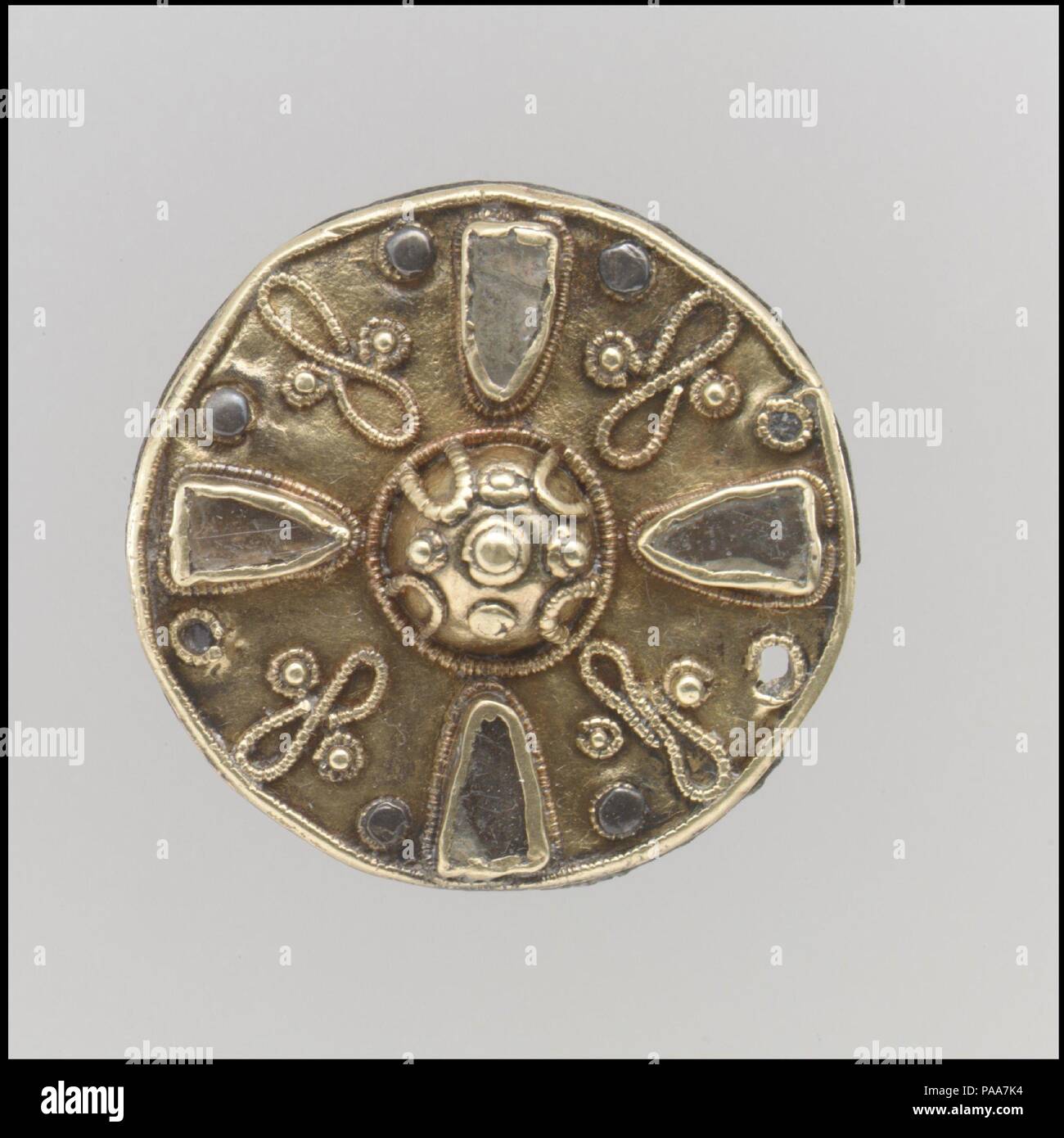 Spilla su disco. Cultura: francone. Dimensioni: complessivo: 1 x 3/16 in. (2,6 x 0,5 cm). Data: prima metà del VII secolo. Museo: Metropolitan Museum of Art di New York, Stati Uniti d'America. Foto Stock