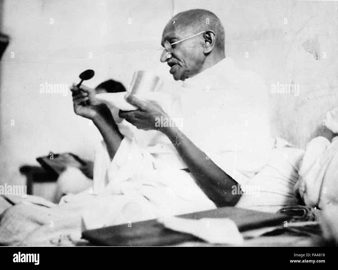 164 Il Mahatma Gandhi prendendo il suo ultimo pasto prima di iniziare il suo veloce - 1939 Foto Stock