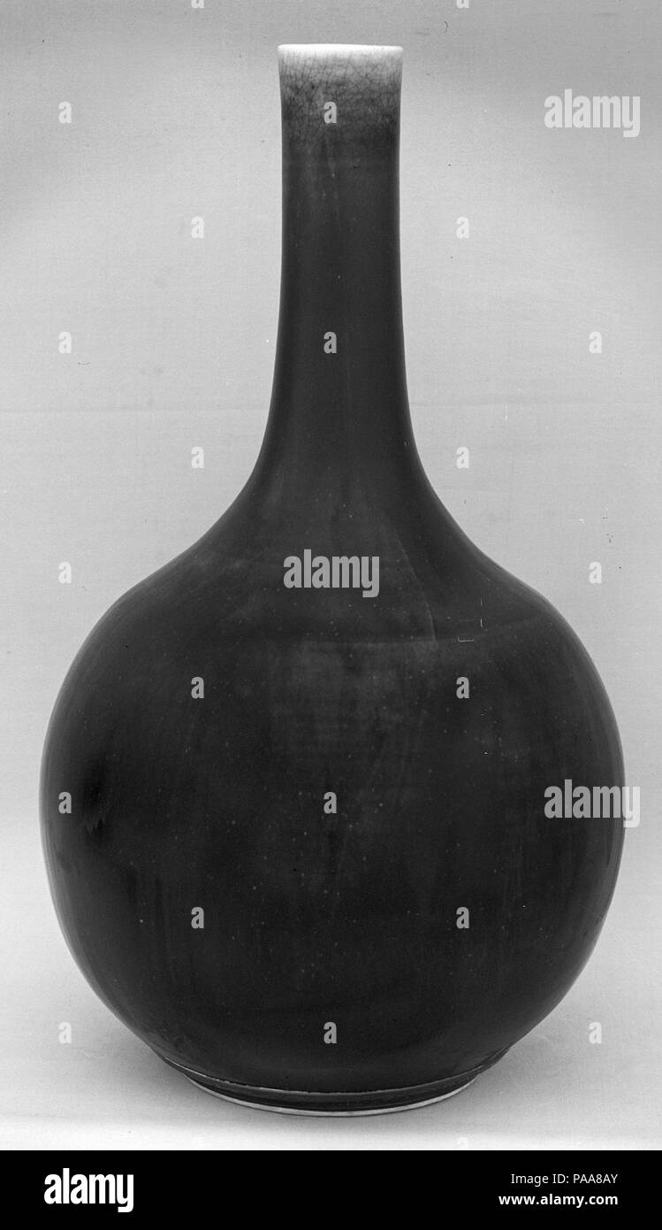 Bottiglia. Cultura: la Cina. Dimensioni: H. 16 1/2 in. (41,9 cm). Museo: Metropolitan Museum of Art di New York, Stati Uniti d'America. Foto Stock