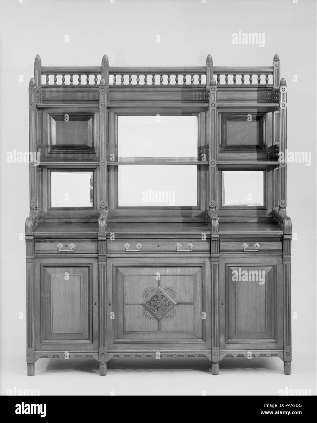 Tabella di credenza. Cultura: American. Dimensioni: 81 1/2 x 66 1/4 x 27 in. (207 x 168.3 x 68,6 cm). Data: 1877-80. Museo: Metropolitan Museum of Art di New York, Stati Uniti d'America. Foto Stock Tabella di credenza. Cultura: American. Dimensioni: 81 1/2 x 66 1/4 x 27 in. (207 x 168.3 x 68,6 cm). Data: 1877-80. Museo: Metropolitan Museum of Art di New York, Stati Uniti d'America. Foto Stock