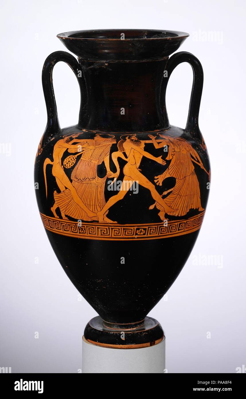 La terracotta Nolan collo-anfora (JAR). Cultura: greco, soffitta. Dimensioni: H. 13 3/8 in. (34 cm) di diametro 7 13/16 in. (19,8 cm). Data: ca. 480-470 A.C. Complementare, Dionysos e la realizzazione delle scanalature satiro retromarcia, satiri e menadi In Nolan collo-anfore, la groundline frequentemente corre intorno al corpo senza interruzione. L'effetto, come qui, è per sottolineare la progressione dell'oggetto intorno al vaso. Museo: Metropolitan Museum of Art di New York, Stati Uniti d'America. Foto Stock