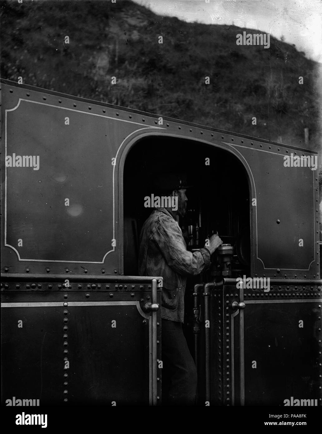 165 L'uomo ai comandi di una locomotiva a vapore. ATLIB 274906 Foto Stock