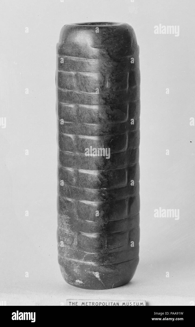 Tubo: emblema della terra. Cultura: la Cina. Dimensioni: H. 3. (7,6 cm); W. 13/16 in. (21 cm); D. 13/16 in. (2.1 cm). Museo: Metropolitan Museum of Art di New York, Stati Uniti d'America. Foto Stock