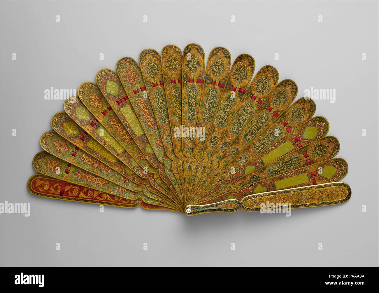 Ventola con versi poetici. Dimensioni: W. quando aperto: 18 1/2 in. (47 cm) H. 9 1/4 in. (23,5 cm). Data: datato A.H. 1301/D.C. 1883-84. Questo raro ventilatore di lacca è costituito da venti pale in legno dipinto con motivi floreali e vegetali e scorre iscrizioni poetico. Il design è Europeo mentre la costruzione è legata al diciannovesimo secolo fan Cantonese esportati in Europa in quantità. I versi sono in rima baciata dal rinomato persiano poeta mistico Hafiz. Mentre gli oggetti di lusso come questo sono state spesso esportate e quindi su misura per i gusti degli Europei, sono stati raccolti anche dell iraniana elit Foto Stock