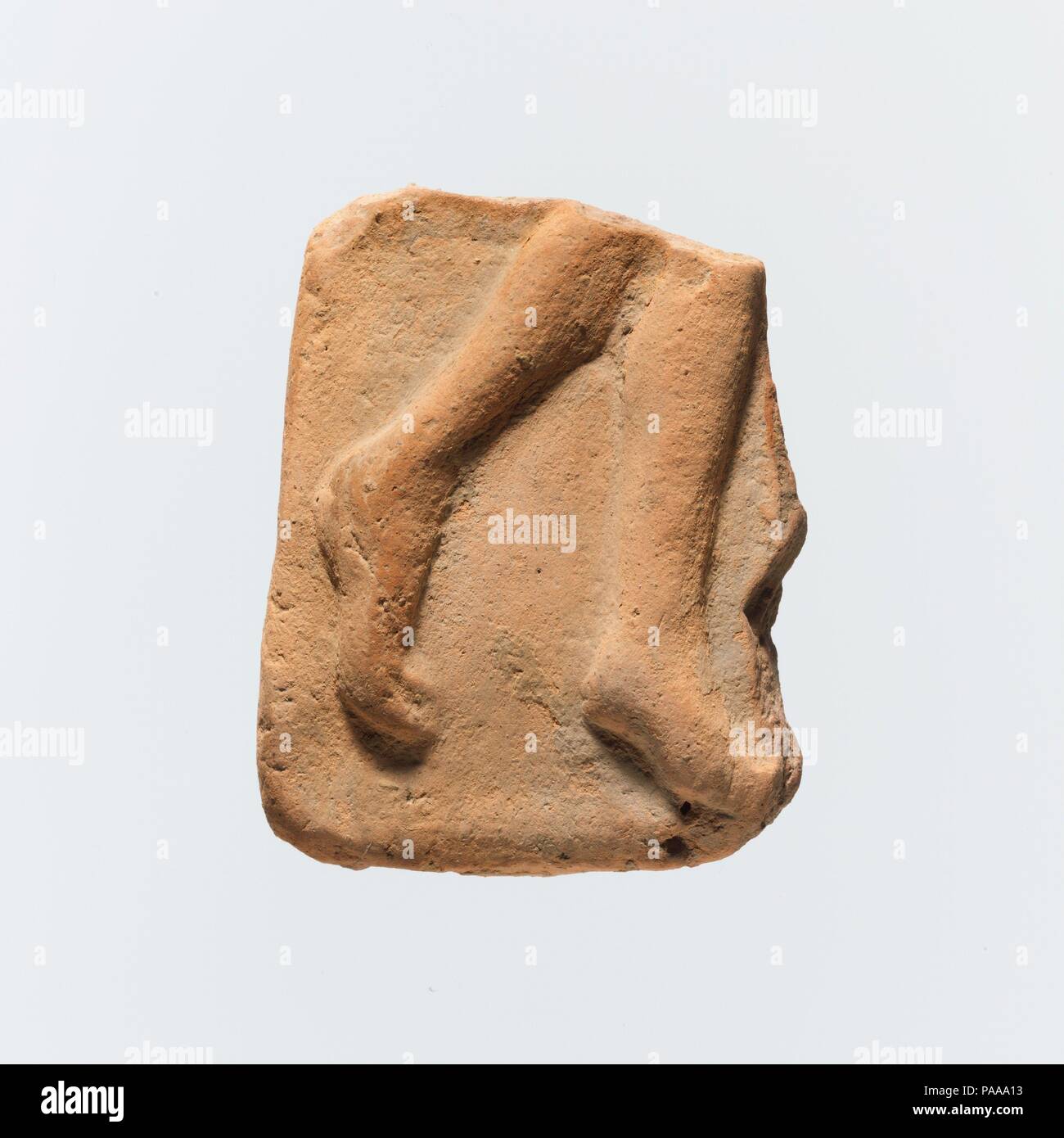 Frammento di una placca di terracotta. Cultura: greco. Dimensioni: 3 1/8 in. x 2 1/2 in. (7,9 cm x 6,3 cm). Data: fine del V secolo A.C. Gambe e piedi di un ballo donna oggetto della placca è stato un ballerino kalathiskos ( vedere 53.5.39). Museo: Metropolitan Museum of Art di New York, Stati Uniti d'America. Foto Stock