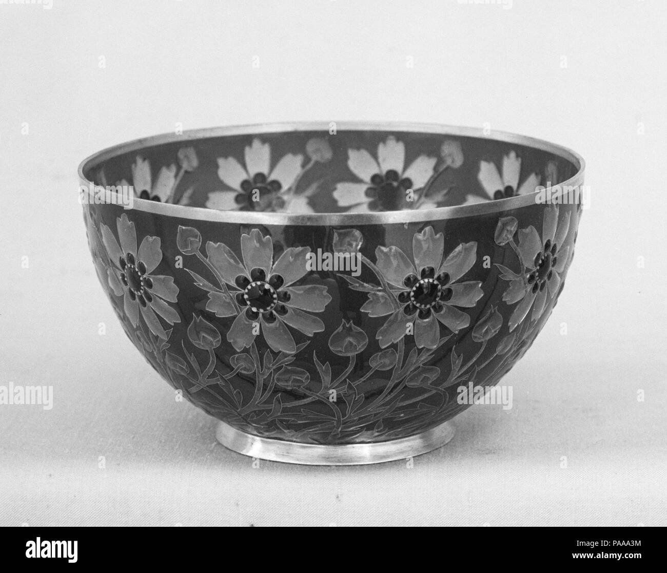 Ciotola. Cultura: francese, Neuilly-sur-Seine, Parigi. Dimensioni: Altezza: 2 a. (5,1 cm); diametro: 2 1/2 in. (6.4 cm). Maker: Fernand Thesmar (Francese, 1843-1912). Data: 1903. In questo plique à jour tecnica non vi è alcun supporto di struttura metallica per questo smalto. Il tessuto del vaso è la stessa di smalto che viene tenuto in posizione durante la cottura da un foglio sottile di oro che viene successivamente rimosso. Thesmar eseguito molte piccole ciotole di questo tipo tra il 1891-1903. Tutti sono suggestivi di stile islamico, riguardanti questo gruppo a più stretto contatto con il vicino orientale-ispirato il vetro del suo contemporaneo Philippe-Joseph Broca Foto Stock