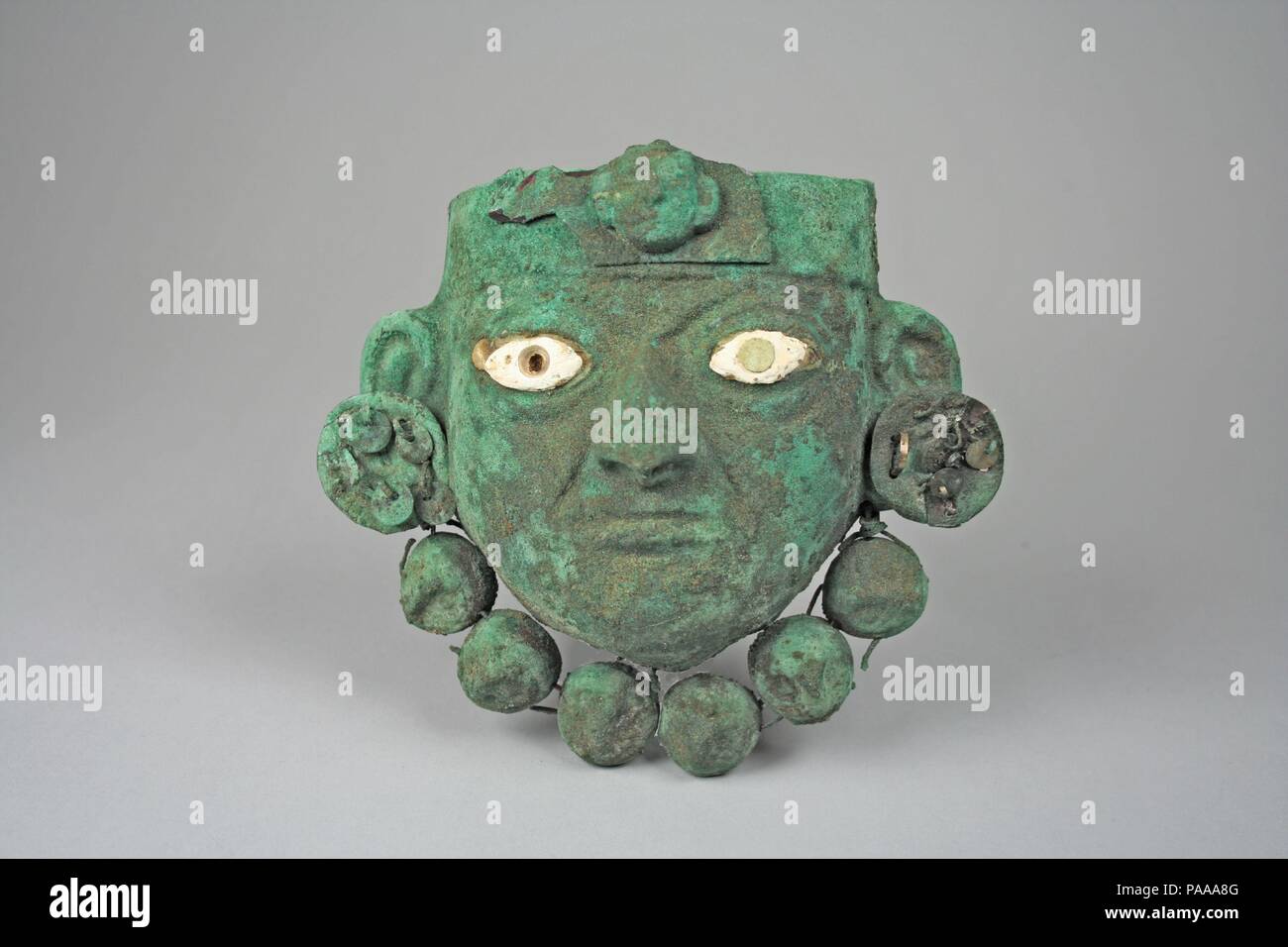 Ornamento di maschera. Cultura: Moche (Loma Negra). Dimensioni: H x W: 4 3/4 x 5 1/2 in. (12,1 x 14cm). Data: 390-450. Museo: Metropolitan Museum of Art di New York, Stati Uniti d'America. Foto Stock