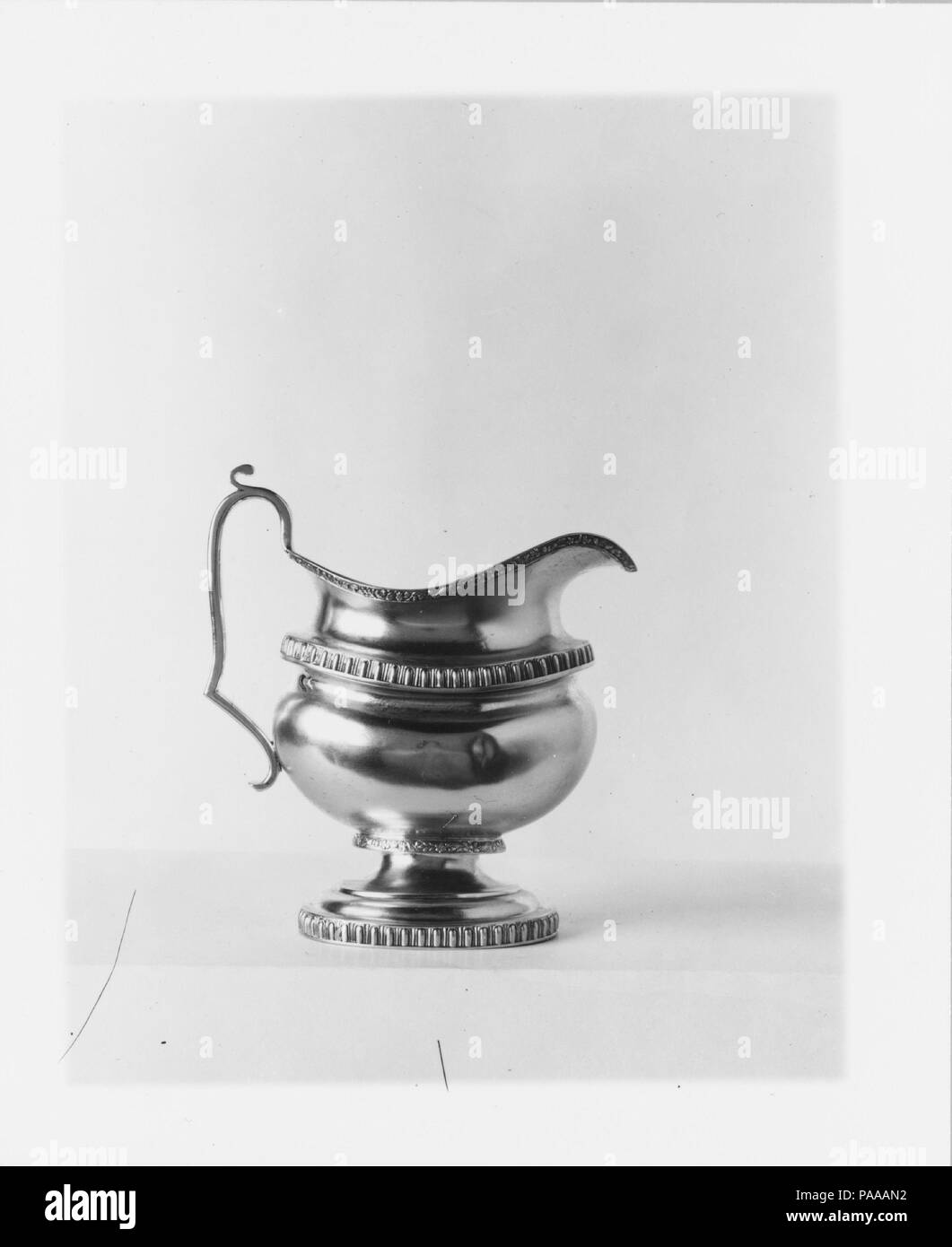Creamer. Cultura: American. Dimensioni: complessivo: 6 7/8 x 6 7/16 x 3 3/4 in. (17,5 x 16,4 x 9,5 cm); 10 oz. 1 dwt. (312.6 g) piedi: 3 7/8 x 3 3/16 in. (9,8 x 8,1 cm). Autore: Garrett Eoff (1779-1845). Data: ca. 1825. Museo: Metropolitan Museum of Art di New York, Stati Uniti d'America. Foto Stock Creamer. Cultura: American. Dimensioni: complessivo: 6 7/8 x 6 7/16 x 3 3/4 in. (17,5 x 16,4 x 9,5 cm); 10 oz. 1 dwt. (312.6 g) piedi: 3 7/8 x 3 3/16 in. (9,8 x 8,1 cm). Autore: Garrett Eoff (1779-1845). Data: ca. 1825. Museo: Metropolitan Museum of Art di New York, Stati Uniti d'America. Foto Stock