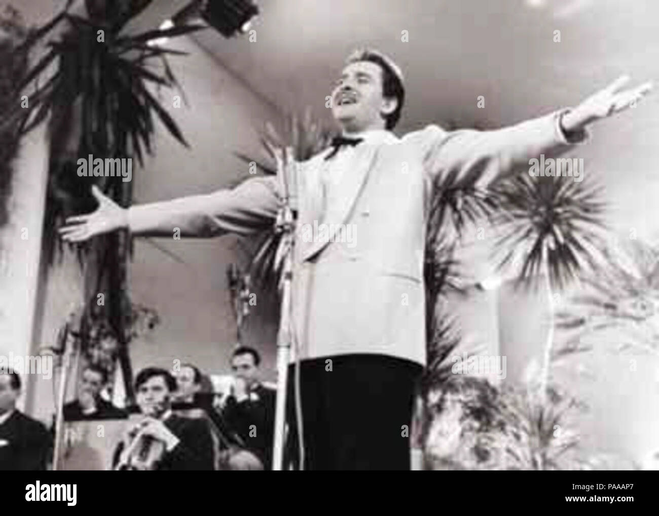 175 Modugno duranti l'esibizione al Festival di Sanremo del 1958 Foto Stock