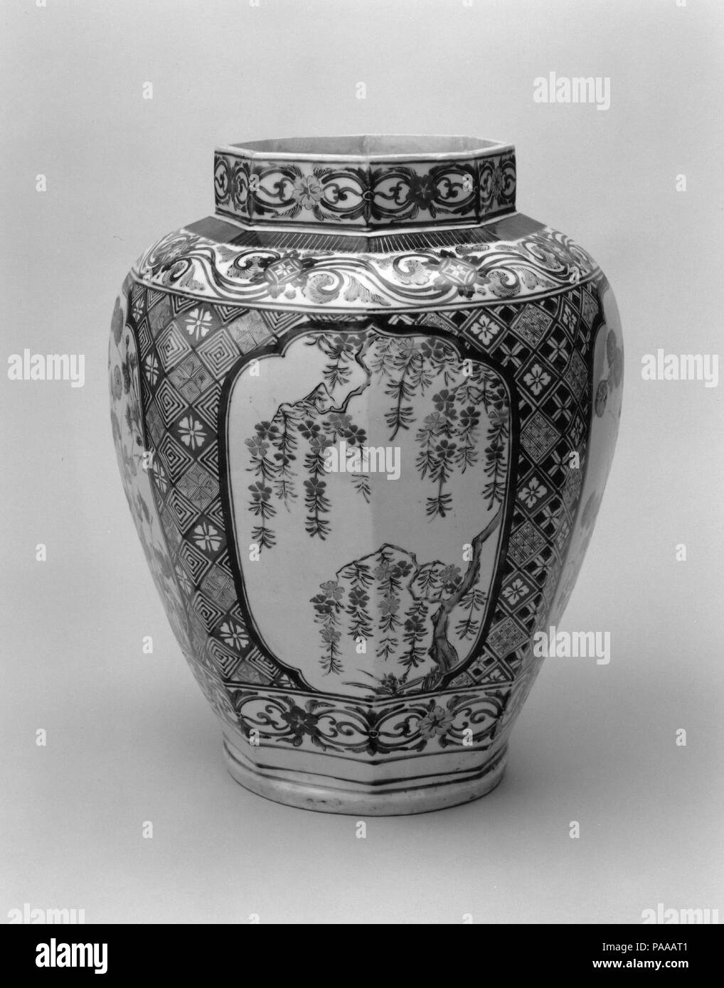 Vaso ottagonale con decorazione di Fioritura di ciliegio crisantemo e. Cultura: il Giappone. Dimensioni: H. 16 1/4 in. (41,3 cm); Diam. 13 1/2 in. (34,3 cm); Diam. di RIM: 8 a. (20,3 cm); Diam. del piede: 7 1/4 in. (18,4 cm). Data: tardo XVII secolo. Museo: Metropolitan Museum of Art di New York, Stati Uniti d'America. Foto Stock