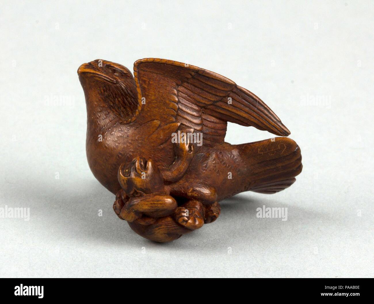 Netuske di Eagle portando via una piccola scimmia. Cultura: il Giappone. Dimensioni: H. 1 1/8 in. (2,9 cm); W. 1 3/4 in. (4.4 cm); D. 1 1/2 in. (3.8 cm). Data: del XIX secolo. Museo: Metropolitan Museum of Art di New York, Stati Uniti d'America. Foto Stock