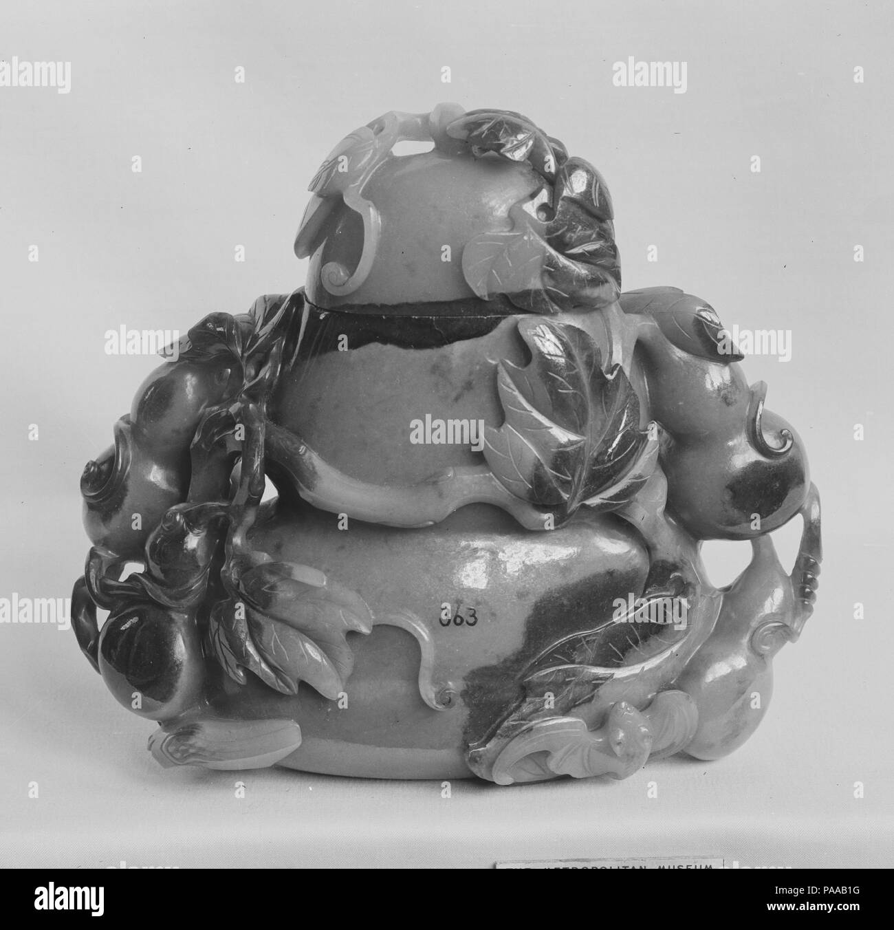 Vaso con coperchio. Cultura: la Cina. Dimensioni: H. 5 3/16 in. (13,2 cm); W. 5 13/16 in. (14,7 cm); L. 2 7/16 in. (6.2 cm). Museo: Metropolitan Museum of Art di New York, Stati Uniti d'America. Foto Stock