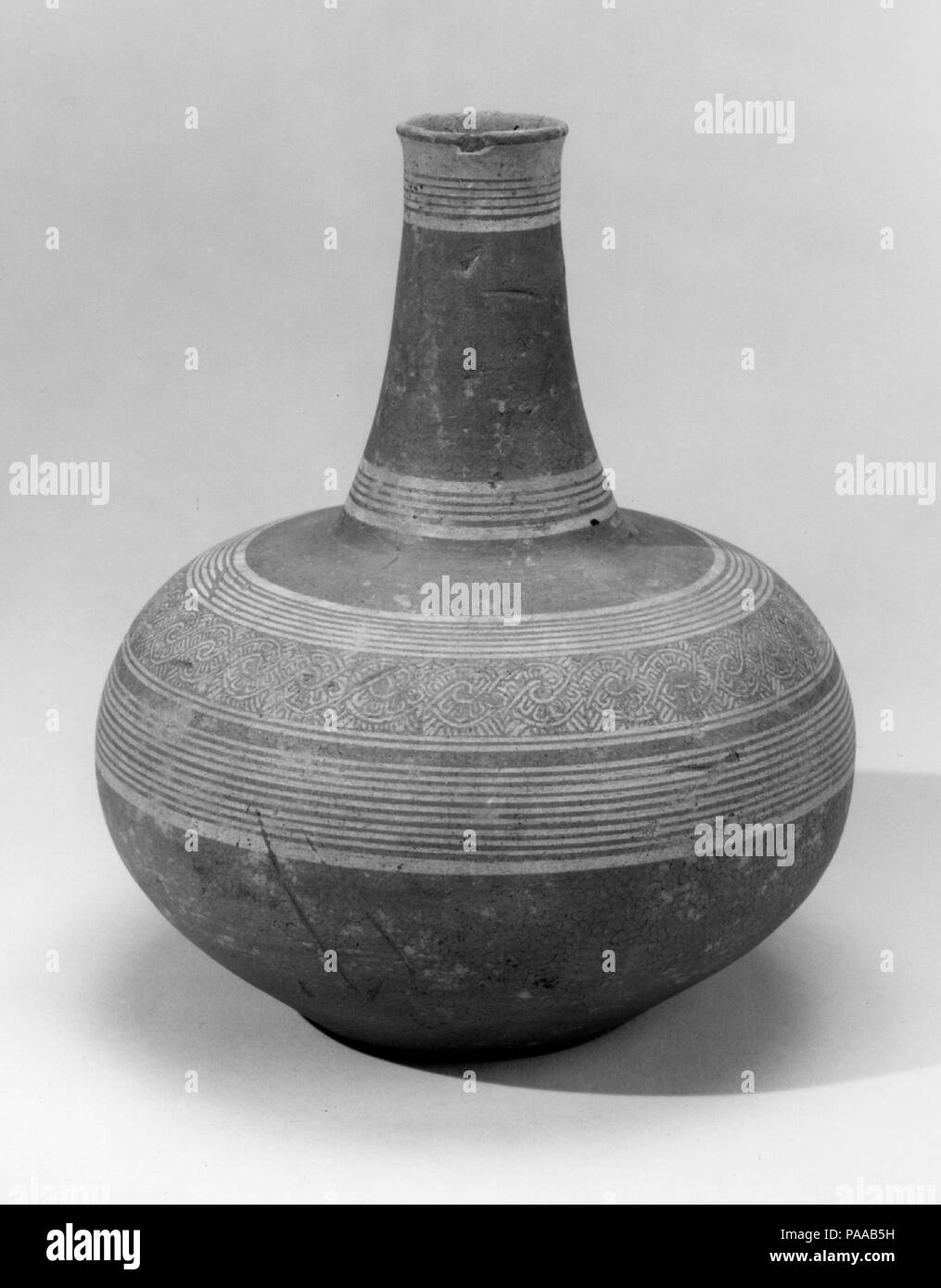 Bottiglia. Cultura: Thailandia. Dimensioni: H. 7 1/2 in. (19 cm). Data: tardo XIV secolo. Museo: Metropolitan Museum of Art di New York, Stati Uniti d'America. Foto Stock