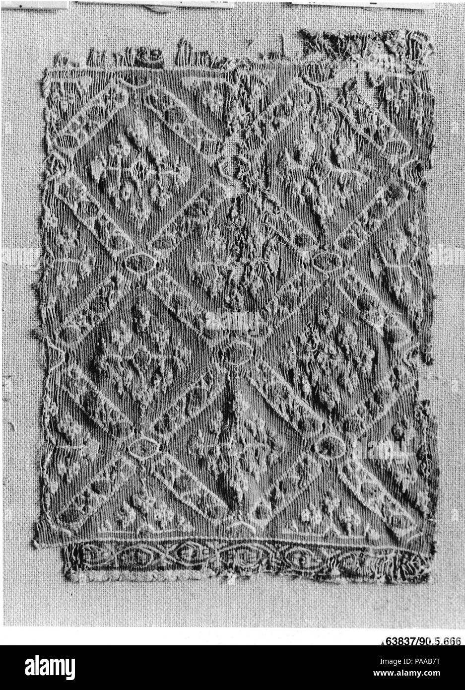 Frammento. Dimensioni: 14 9/16 in. alta 7 9/16 in. ampia (37 cm di altezza 19,2 cm di larghezza). Data: 6-VII secolo. Museo: Metropolitan Museum of Art di New York, Stati Uniti d'America. Foto Stock