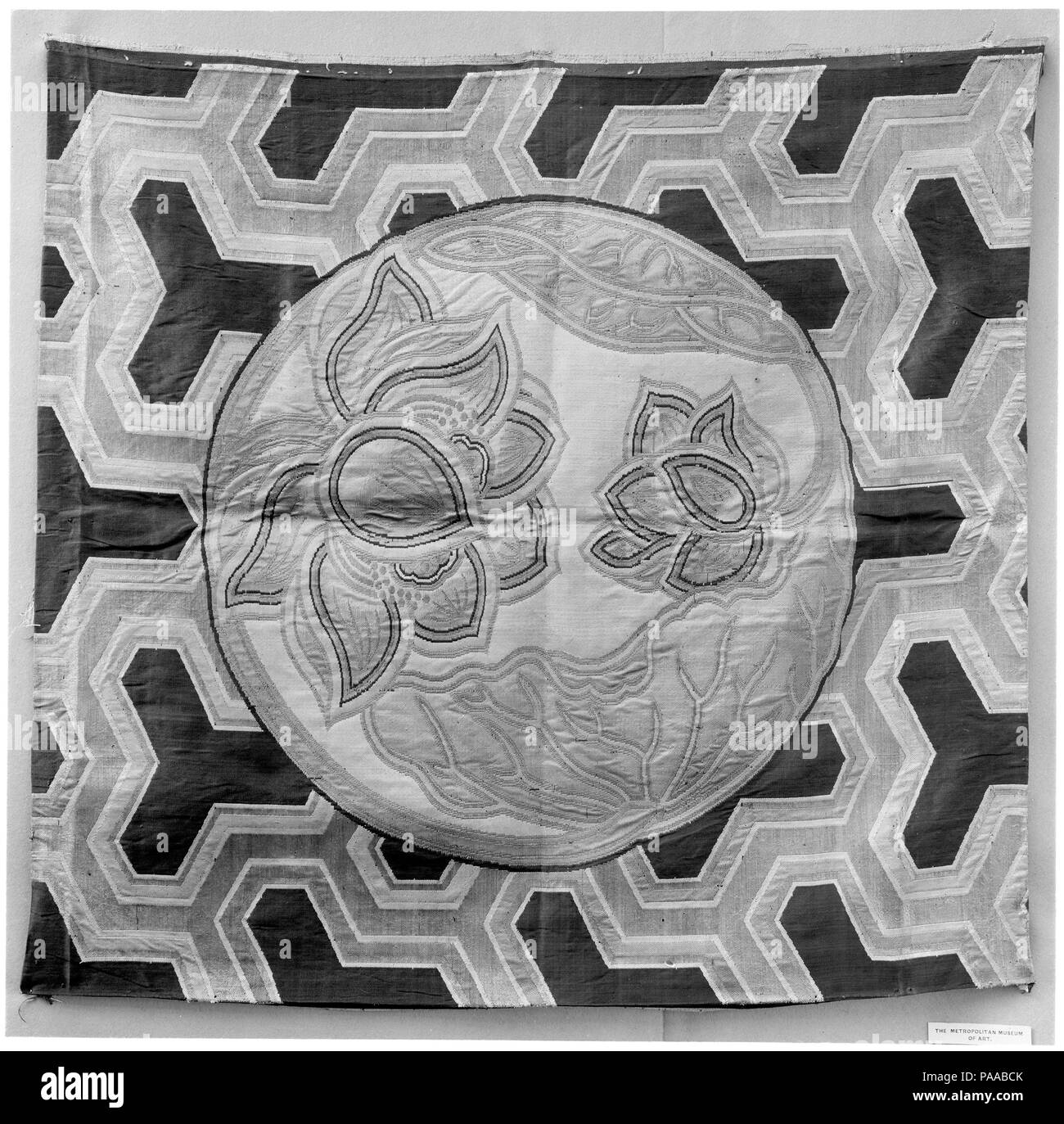 Square. Cultura: il Giappone. Dimensioni: 28 x 27 in. (71.12 x 68,58 cm). Data: fine del XVIII o agli inizi del XIX secolo. Museo: Metropolitan Museum of Art di New York, Stati Uniti d'America. Foto Stock