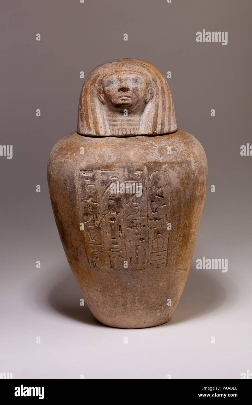 Vaso canopi di Ruiu. Dimensioni: in generale H. 33 cm (13 in.). Coperchio: H. 11,5 cm (4 1/2 in.); Diam. 12,8 cm (5 1/16 in.); Diam. di RIM 8.5 cm (3 3/8 in.). Jar: H. 24,5 cm (9 5/8 in.). Dynasty: Dynasty 18, presto. Regno: regno di Thutmosi I-inizio suola Thutmosi III. Data: ca. 1504-1447 A.C. La sepoltura di Ruiu è stato trovato nella tomba di suo padre, Neferkhawet</u>, il quale è stato scavato dal museo egiziano della spedizione nel 1935. Ruiu la bara e canopi casella era stato collocato nella camera di est della tomba lungo con le sepolture di sette altri membri della famiglia. La casella canopi erano stati gravemente danneggiati da d Foto Stock