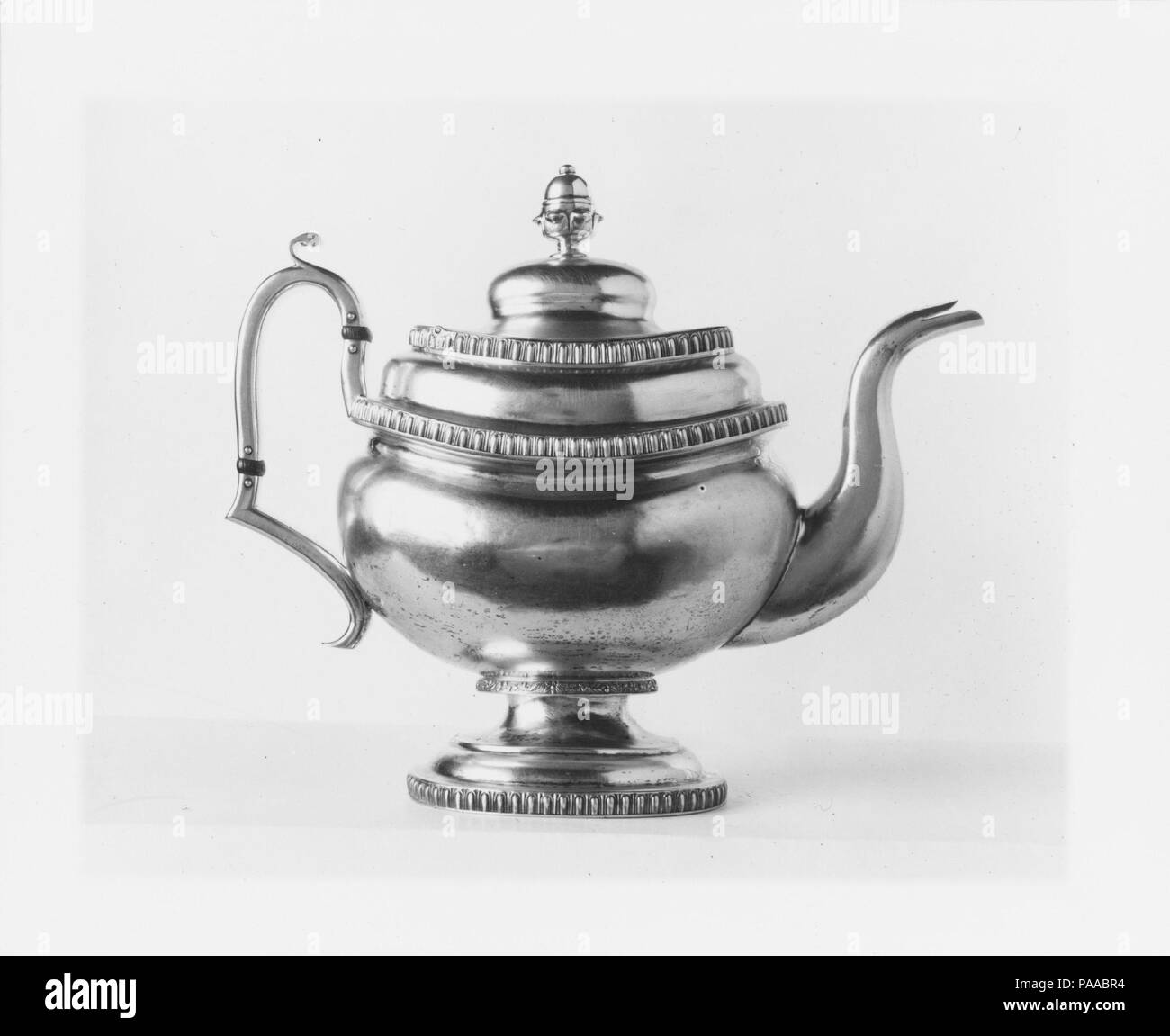 Teiera. Cultura: American. Dimensioni: complessivo: 9 3/8 x 11 5/16 x 5 3/8 in. (23,8 x 28,7 x 13,7 cm); 23 oz. 19 dwt. (745.5 g) piedi: 4 13/16 x 4 3/16 in. (12,2 x 10,6 cm). Autore: Garrett Eoff (1779-1845). Data: ca. 1825. Museo: Metropolitan Museum of Art di New York, Stati Uniti d'America. Foto Stock Teiera. Cultura: American. Dimensioni: complessivo: 9 3/8 x 11 5/16 x 5 3/8 in. (23,8 x 28,7 x 13,7 cm); 23 oz. 19 dwt. (745.5 g) piedi: 4 13/16 x 4 3/16 in. (12,2 x 10,6 cm). Autore: Garrett Eoff (1779-1845). Data: ca. 1825. Museo: Metropolitan Museum of Art di New York, Stati Uniti d'America. Foto Stock