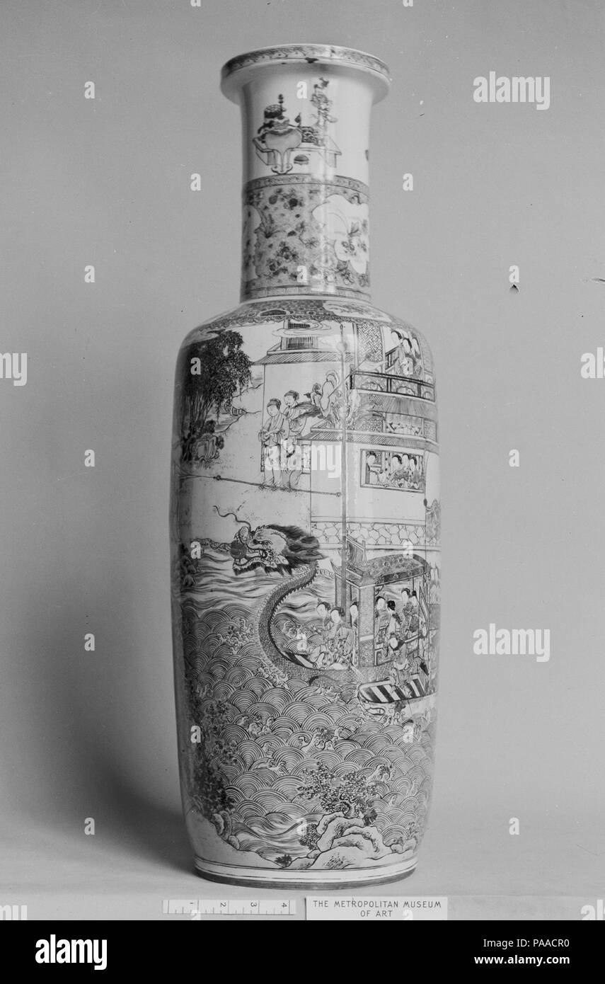Vaso. Cultura: la Cina. Dimensioni: H. 28 3/4 in. (73 cm). Museo: Metropolitan Museum of Art di New York, Stati Uniti d'America. Foto Stock