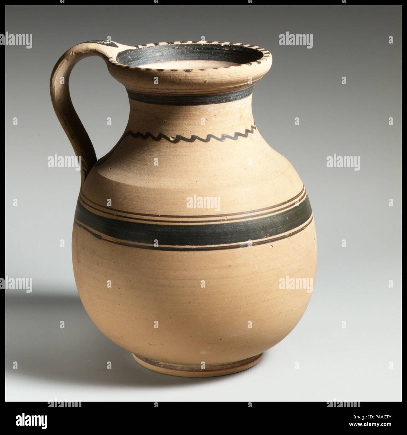 Caraffa. Cultura: Oriente greco. Dimensioni: H. con maniglia 7. (17,8 cm). Data: Del IV secolo A.C. Museo: Metropolitan Museum of Art di New York, Stati Uniti d'America. Foto Stock