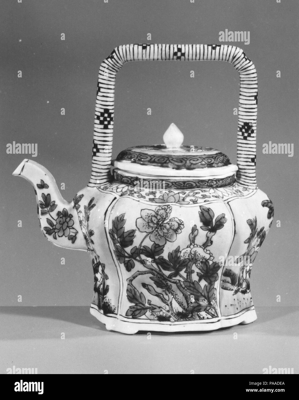 Winepot con coperchio. Cultura: la Cina. Dimensioni: H. 5 1/2 in. (14 cm); W. 5 1/8 in. (13 cm); D. 3 1/8 in. (7.9 cm). Data: tardo 17th-inizio del XVIII secolo. Museo: Metropolitan Museum of Art di New York, Stati Uniti d'America. Foto Stock