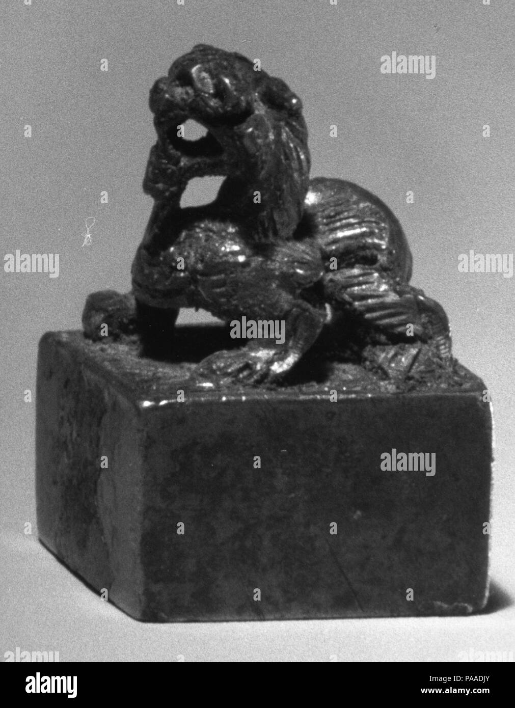 La guarnizione con la manopola a forma di una chimera. Cultura: la Cina. Dimensioni: H. 13/16 in. (2.1 cm); W. 9/16 in. (1,4 cm); D. 1/2 in. (1.3 cm). Data: ca. 3. secolo. Museo: Metropolitan Museum of Art di New York, Stati Uniti d'America. Foto Stock
