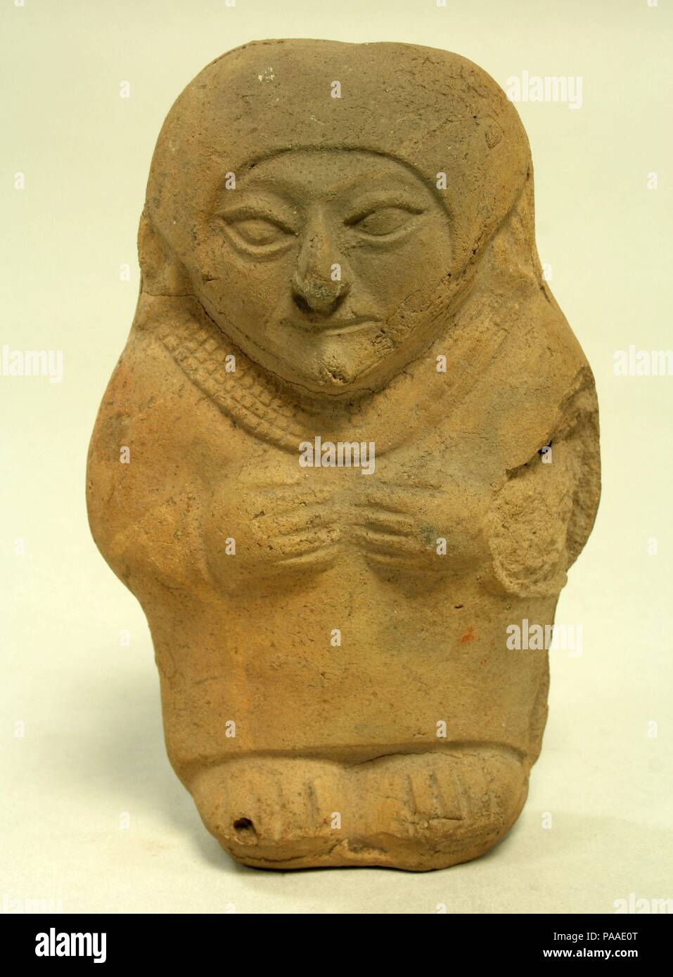 Ceramica permanente figura. Cultura: Moche. Dimensioni: H x W: 6 1/4 x 3 5/8a. (15,9 x 9.2cm). Data: 3a-5a secolo. Museo: Metropolitan Museum of Art di New York, Stati Uniti d'America. Foto Stock