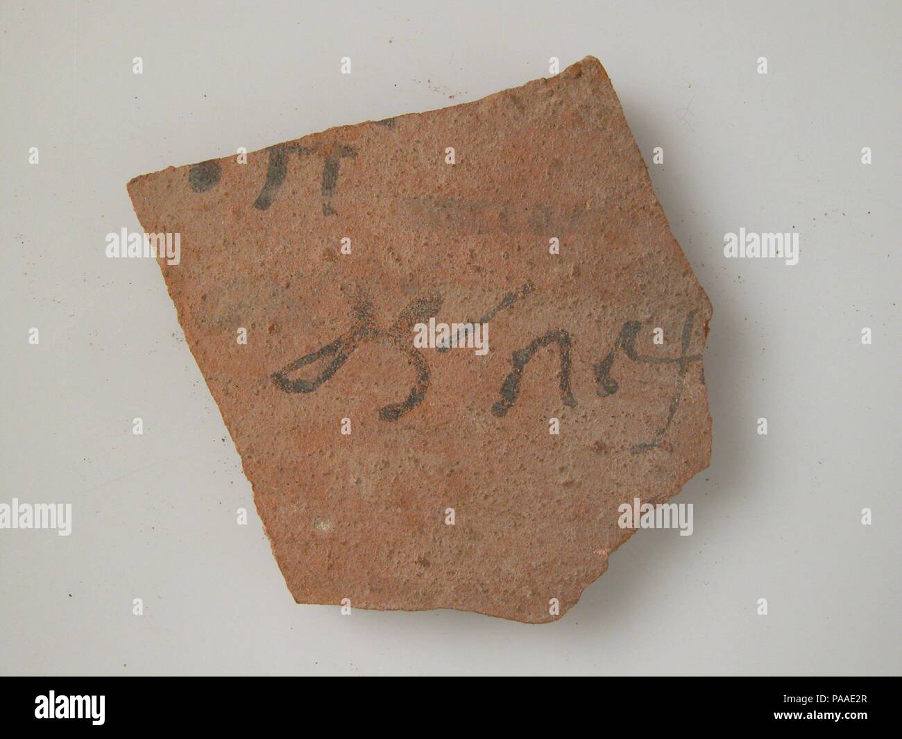 Ostrakon. Cultura: copto. Dimensioni: complessivo: 1 7/8 x 1 15/16 x 1/4 in. (4,8 x 5 x 0,6 cm). Data: 4-VII secolo. Museo: Metropolitan Museum of Art di New York, Stati Uniti d'America. Foto Stock