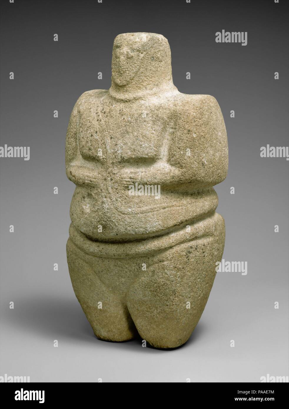 Figura femminile stante indossando un cinturino e una collana. Dimensioni: H. 10 5/8 × larg. 5 1/2 × D. 4 5/16 in. (27 × 13,9 × 10,9 cm). Data: 3rd-2nd millennio A.C. Questa scultura è uno di un gruppo di statue associata con il Sud Arabian Età del Bronzo. Si arriva all'inizio di una tradizione figurale caratterizzato da una estrema semplificazione e forza simbolica. Rappresentato è in piedi di una femmina con un ruolo di grasso e la scanalatura profonda enfatizzando il ventre e chiaramente indicato triangolo pubico. Il suo corpo massiccio è contenuta entro una spazio quadrangolare. Le gambe ad apparire troncato ma le dita, come han Foto Stock
