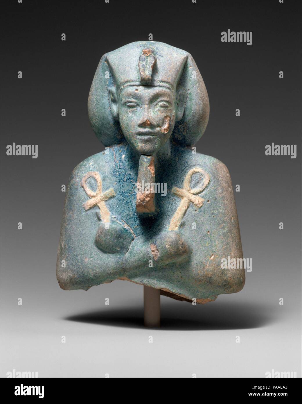 Shabti di Akhenaton. Dimensioni: H. 11 × W × 7,6 D. 5.2 cm (5/16 di 4 × 3 × 2 1/16 in.). Dynasty: Dynasty 18. Regno: regno di Akhenaten. Data: ca. 1353-1336 A.C. Usciabti erano destinati a svolgere il lavoro che il defunto è stato chiamato a fare nella vita ultraterrena. Più di duecento frammenti shabti inscritta per Akhenaton sono noti e la loro esistenza suggerisce che la fede nella vita ultraterrena e taluni aspetti delle tradizionali pratiche funerarie sopravvisse durante il periodo di Amarna. Tuttavia, non sorprendentemente, Akhenaten usciabti sono iscritta solo con il re i nomi e i titoli (vedere 47.57.2 o 66.99. Foto Stock