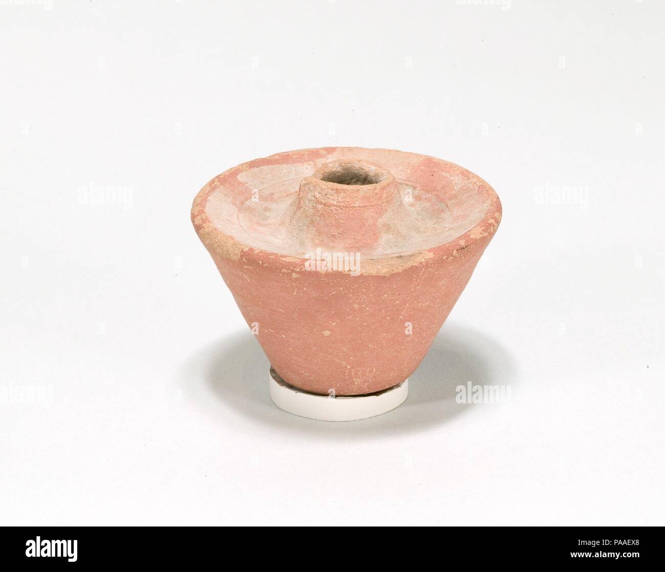 Lampada. Dimensioni: h 4 cm (1 9/16); diam. 5.5 cm (2 3/16 in.). Dynasty: Dynasty 12-13. Data: ca. 1981-1640 A.C. Museo: Metropolitan Museum of Art di New York, Stati Uniti d'America. Foto Stock