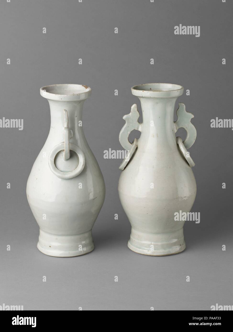 Vaso: Qingbai Shufu tipo-ware (Coppia con 1975.1.1669). Artista: Cinese , probabilmente dai forni di Jingdezhen, provincia di Jiangxi. Cultura: Cinese. Dimensioni: Altezza: 26 cm.. Data: XIV secolo. Museo: Metropolitan Museum of Art di New York, Stati Uniti d'America. Foto Stock