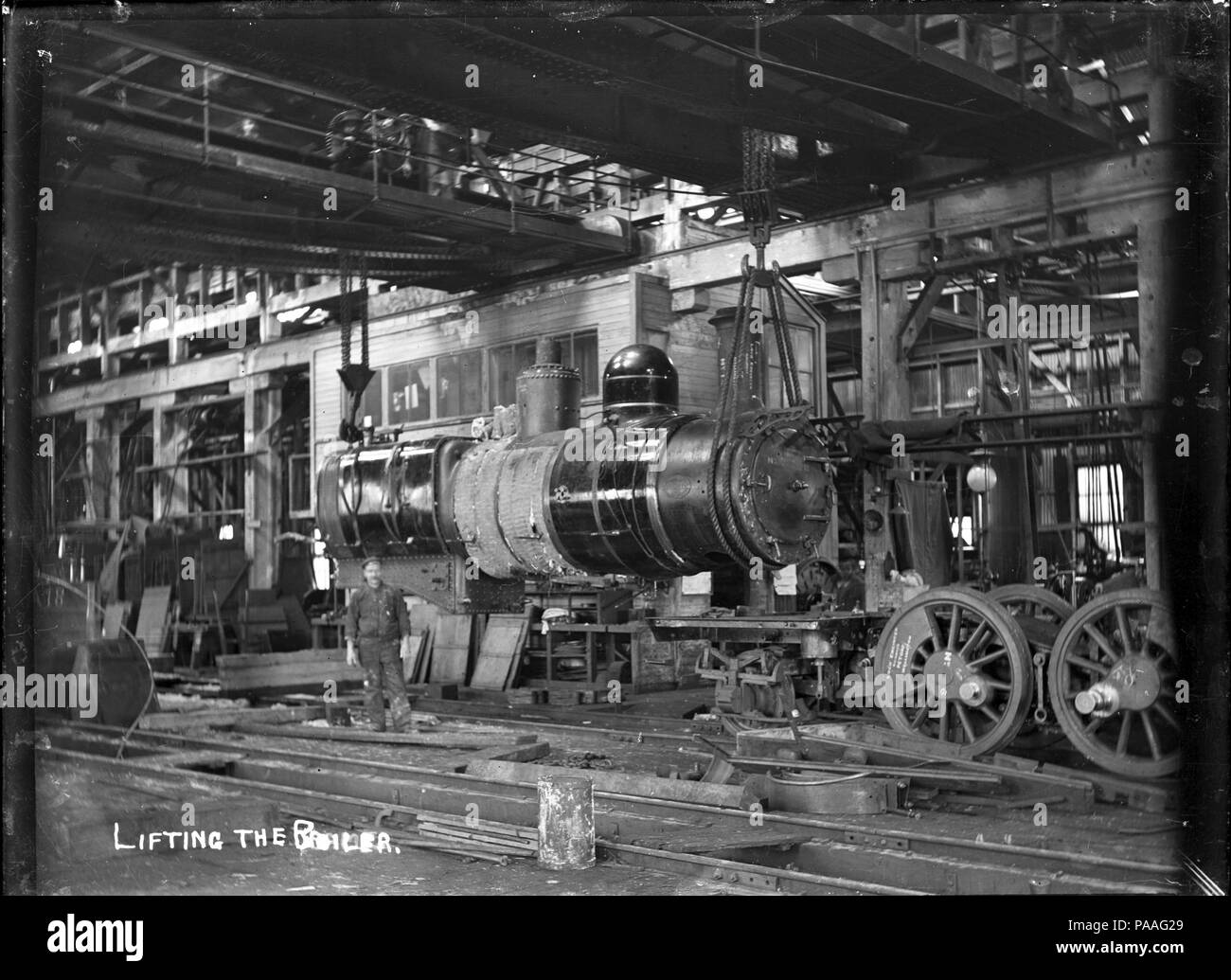 197 Petone Railway Workshop. Vista interna del negozio di formatura, il sollevamento di una caldaia. ATLIB 285745 Foto Stock