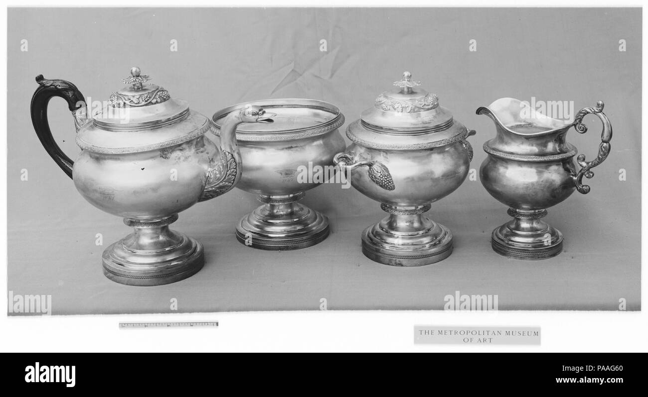 Sugar Bowl. Cultura: American. Dimensioni: complessivo: 8 13/16 x 8 1/4 in. (22,4 x 21 cm); 28 oz. 2 dwt. (874.8 g) corpo: 6 11/16 x 6 in. (17 x 15,2 cm); 24 oz. 4 dwt. (753.2 g) piedi: Diam. 4 3/8 in. (11,1 cm) copertura: 2 1/4 x 4 3/16 in. (5,7 x 10,6 cm); 3 oz. 18 dwt. (121.6 g). Autore: John Crawford (attivo 1815-41). Data: ca. 1825. Museo: Metropolitan Museum of Art di New York, Stati Uniti d'America. Foto Stock