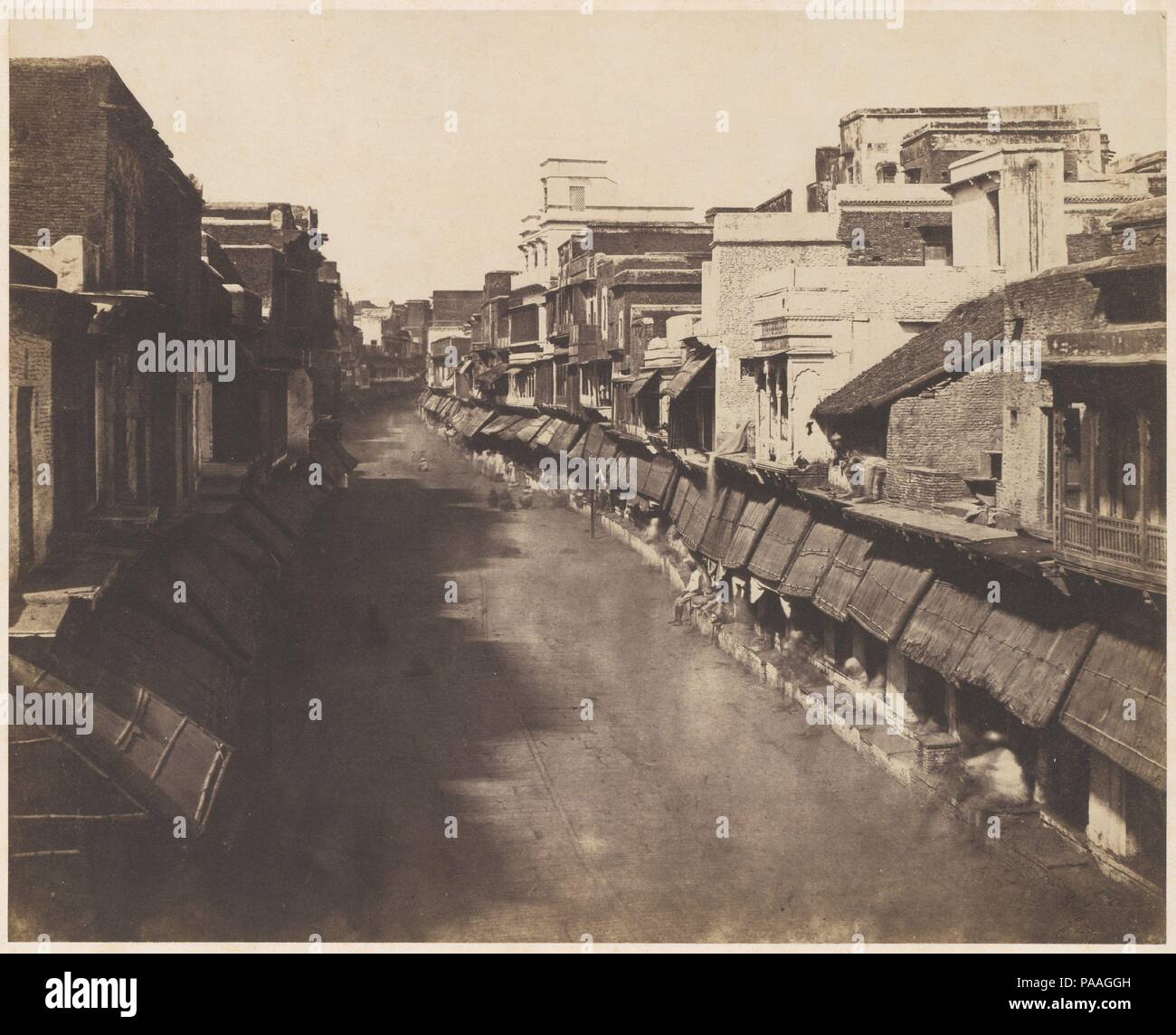Il Chowk. Artista: John Murray (British, Blackhouse, Aberdeenshire, Scozia 1809-1898 Sheringham, contea di Norfolk, Inghilterra). Dimensioni: Immagine: 37,4 x 46,5 cm (14 3/4 x 18 5/16 in.). Montaggio: 45,4 x 53,9 cm (17 7/8 x 21 1/4 in.). Data: 1856-57. Murray è vista della strada principale in Agra riesce a trasmettere il calore del giorno e le attività locali attraverso la profonda ombra e i pedoni sfocate, il cui passaggio si legge come polvere accumulata durante la lunga esposizione. Con piano terra negozi al riparo dal sole e la seconda storia di logge all'aria aperta, gli edifici-ciascuna di dimensioni differenti, scal Foto Stock