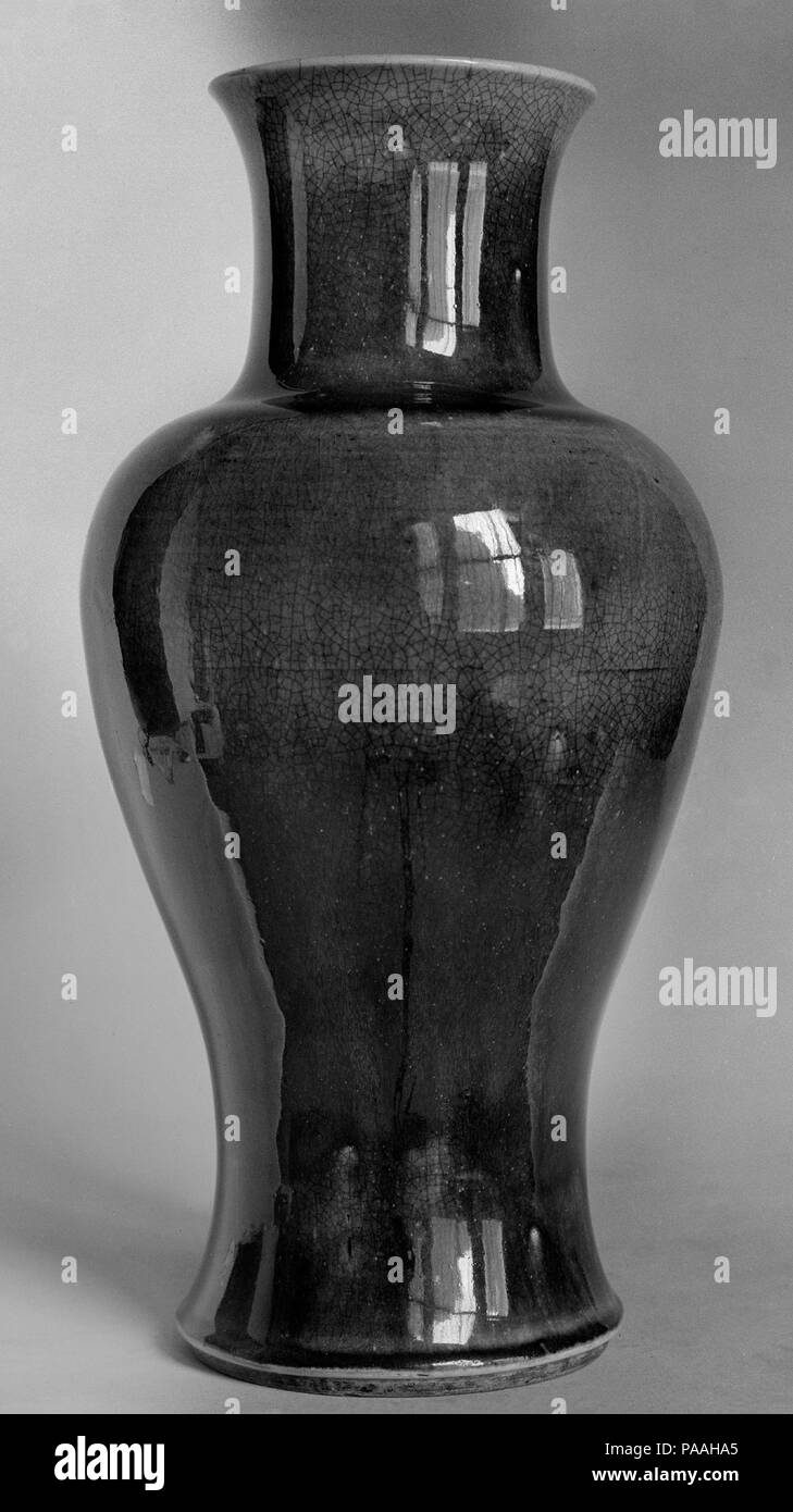 Vaso. Cultura: la Cina. Dimensioni: H. 17 1/2 in. (44,5 cm). Museo: Metropolitan Museum of Art di New York, Stati Uniti d'America. Foto Stock