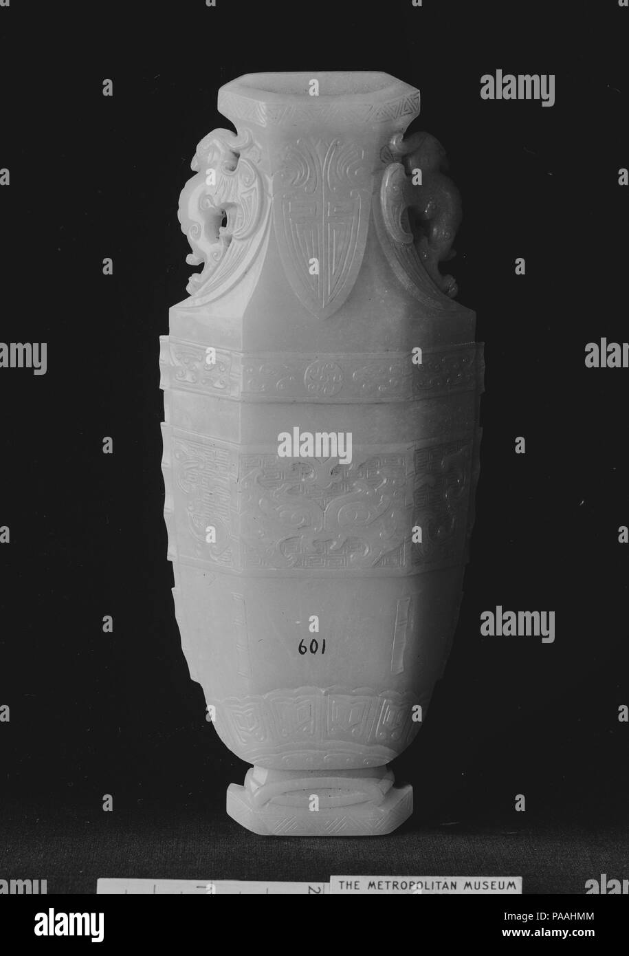 Vaso a parete. Cultura: la Cina. Dimensioni: H. 7 1/2 in. (19,1 cm); W. 5 1/4 in. (13,3 cm); D. 7/8 in. (2.2 cm). Data: XVIII secolo. Museo: Metropolitan Museum of Art di New York, Stati Uniti d'America. Foto Stock