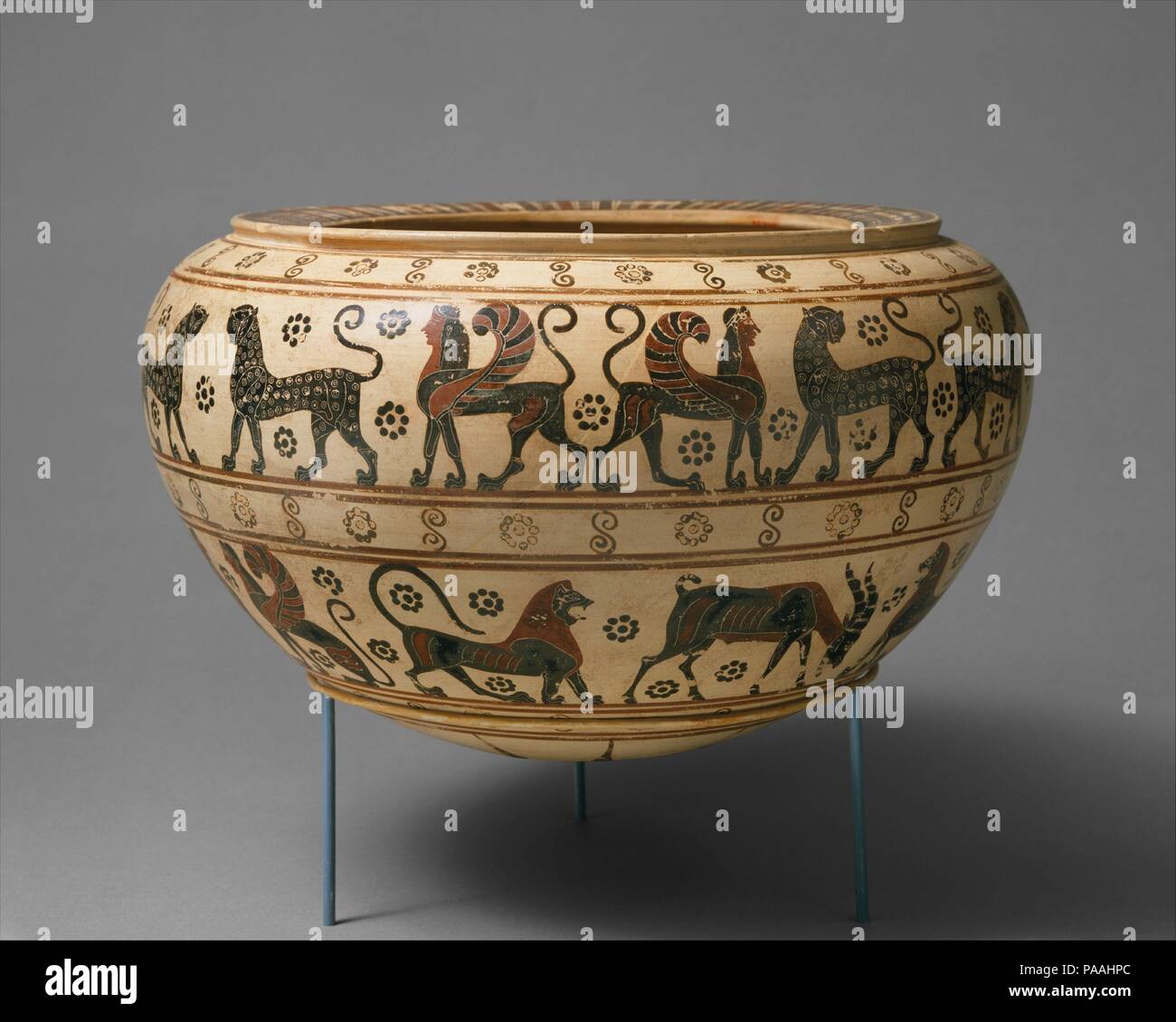 Dinosauri in terracotta (recipiente di miscelazione). Cultura: greco, corinzio. Dimensioni: H. 7 1/4 in. (18,4 cm); diametro 12 a. (30,5 cm). Data: ca. 630-615 A.C. I migliori vasi dalla regione di Corinto sono generalmente databili al VII secolo A.C. Questo dinos, un recipiente per il vino diluito con acqua che è stata consumata a simposi, è decorata in due zone con grandi animali. In precedenza, pantere e sfingi, e qui di seguito sono i caprini e i lions tra sfingi. Museo: Metropolitan Museum of Art di New York, Stati Uniti d'America. Foto Stock