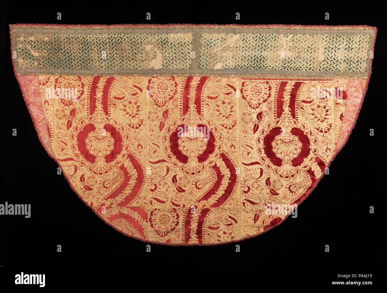 Far fronte. Cultura: Italiano. Dimensioni: 52 1/2 in. (133,4 cm). Data: quarto trimestre del XV secolo. La grande melograno e parallelo ramo sventolando motivi rendono questo un esempio quintessenza dell'opulenta metallico e velluto di seta tessuti del tardo XV secolo. La scala e la ricchezza del design dare il cope un senso di grandezza appropriata per scopi ecclesiastici. Il tessile orphrey è costituito anche da un classico del tessile italiano dal XVII secolo. Insieme esse illustrano come i tessili usati in vesti ecclesiastiche sono stati conservati e riutilizzati nel tempo. Museo: Metropolitan Museum of Art, N Foto Stock