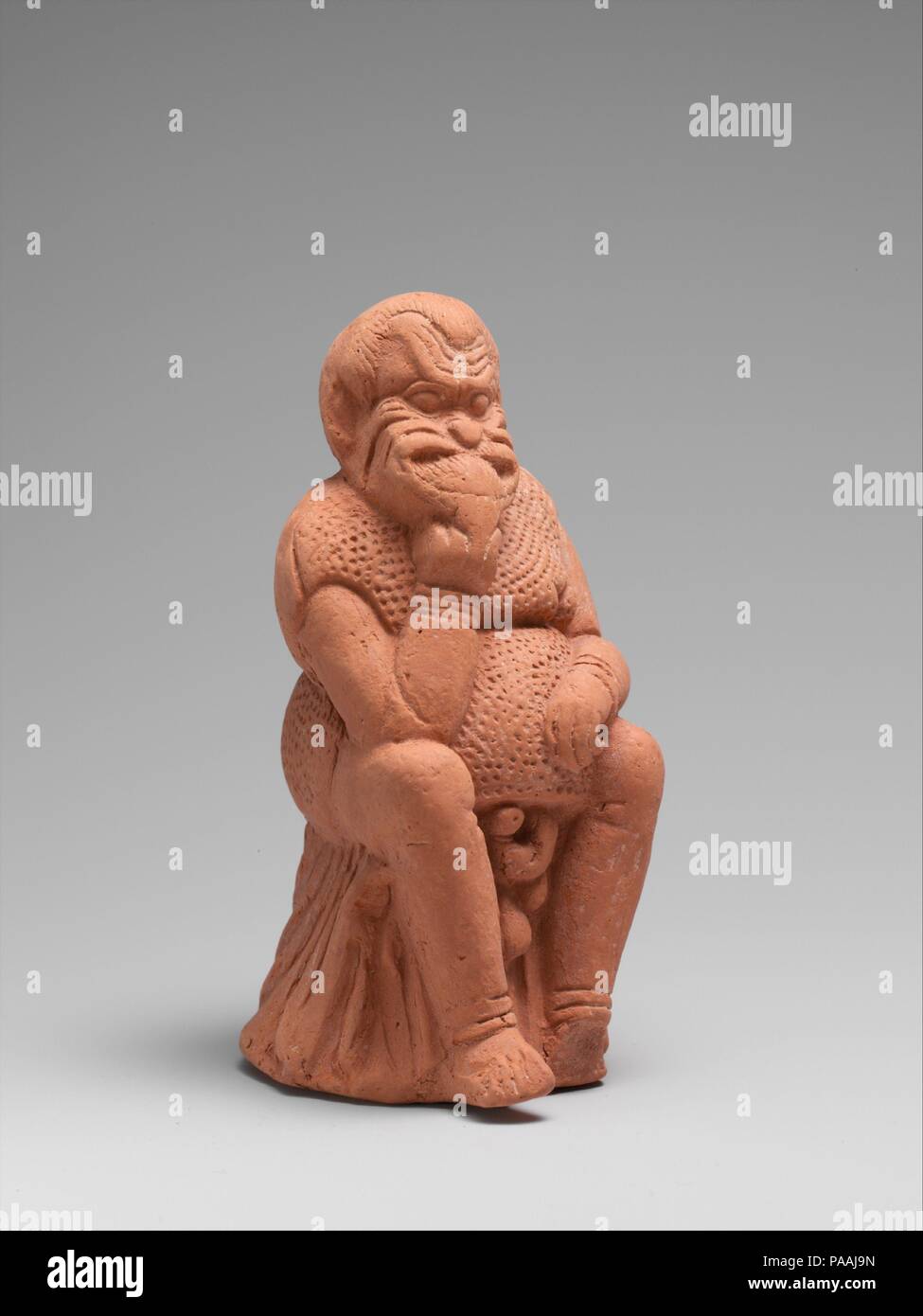 Figure di terracotta di un attore. Cultura: greco, soffitta. Dimensioni: H. 3 1/2 in. (8.9 cm). Data: fine 5th-inizi del IV secolo A.C. Quattordici di queste figure sono detti sono stati trovati insieme in una sepoltura in Attica. Essi sono fra i primi noto le statuette di attori e sono superbamente eseguiti e conservati. In origine erano dipinte luminosamente. Essi documentano l'inizio di caratteri standardizzati e maschere, indicando la popolarità non di una figura specifica ma di tipi--l'uomo vecchio, slave, il cortigiano, ecc.--che è apparso più volte in diversi spettacoli. Dalla metà del IV secolo Foto Stock