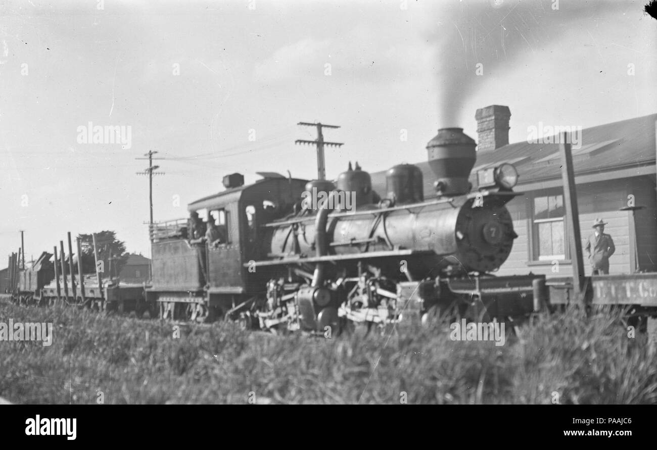 207 Linea privata locomotiva bush (Mallett) accanto a una stazione con un bordo pubblicità il Taupo Totara Timber Company ATLIB 314220 (ritagliate) Foto Stock