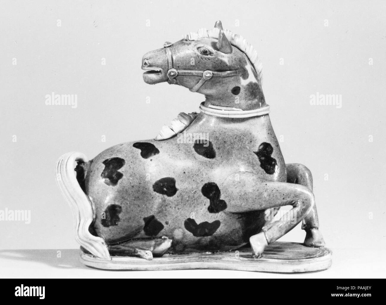 La figura del cavallo. Cultura: la Cina. Dimensioni: H. 4 5/8 in. (11.7cm); W. 5 1/4 in. (13,3 cm); D. 2 5/8 in. (6.7 cm). Data: tardo 17th-inizio del XVIII secolo. Museo: Metropolitan Museum of Art di New York, Stati Uniti d'America. Foto Stock