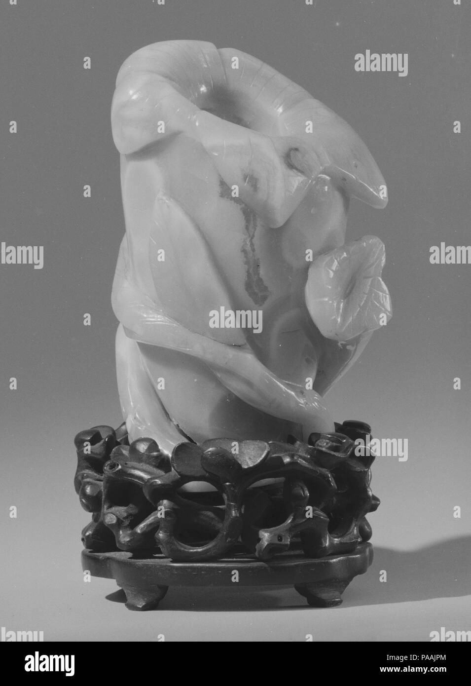 Titolare di fiori. Cultura: la Cina. Dimensioni: H. 3 13/16 in. (9,7 cm); H. (con supporto) 4 15/16 in. (12,5 cm); W. 2 1/16 in. (5.2 cm). Data: fine del XIX secolo. Museo: Metropolitan Museum of Art di New York, Stati Uniti d'America. Foto Stock