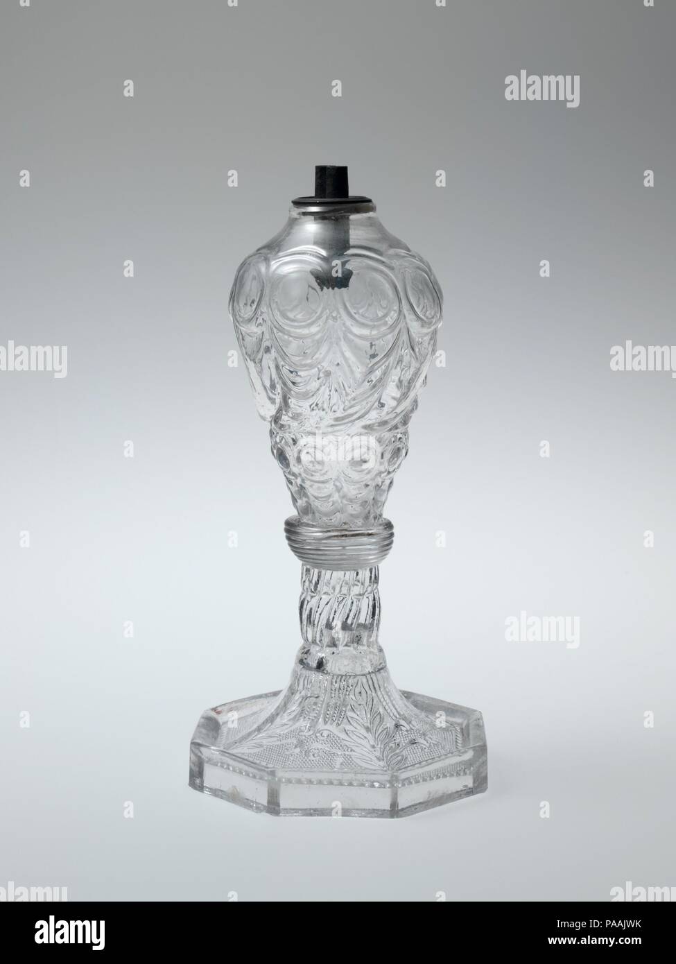 Whale-lampada a petrolio. Cultura: American. Dimensioni: le dimensioni non disponibile. Maker: Probabilmente Boston & Sandwich Glass Company (American, 1825-1888, Sandwich, Massachusetts). Data: 1830-40. Museo: Metropolitan Museum of Art di New York, Stati Uniti d'America. Foto Stock