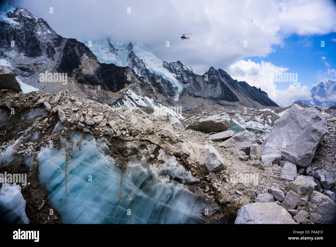 Il blu di questo pezzo di ghiaccio e quelli elicotteri venuta... Foto Stock