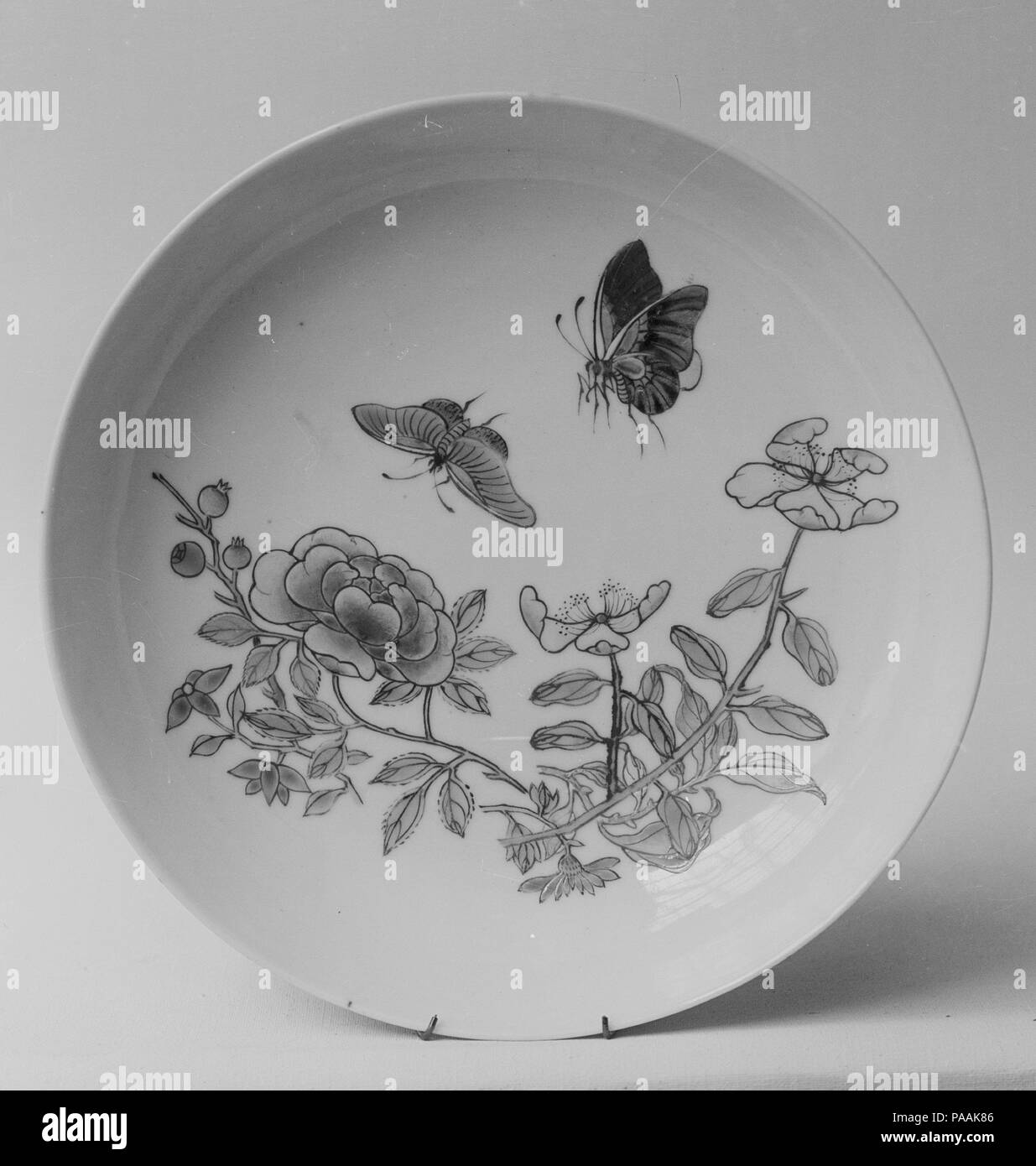 Piattino. Cultura: la Cina. Dimensioni: diam. 6 1/8 in. (15,6 cm). Data: prima metà del XIX secolo. Museo: Metropolitan Museum of Art di New York, Stati Uniti d'America. Foto Stock