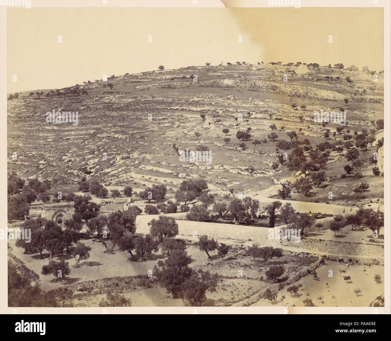 [Giardino del Getsemani e la Tomba della Vergine, Gerusalemme]. Artista: John Anthony (British, nato in Francia, 1823-1901). Dimensioni: Immagine: 12,8 x 16,2 cm (5 1/16 x 6 3/8 in.). Montaggio: 27,7 x 37,5 cm (10 7/8 x 14 3/4 in.). Data: 1860s. Museo: Metropolitan Museum of Art di New York, Stati Uniti d'America. Foto Stock