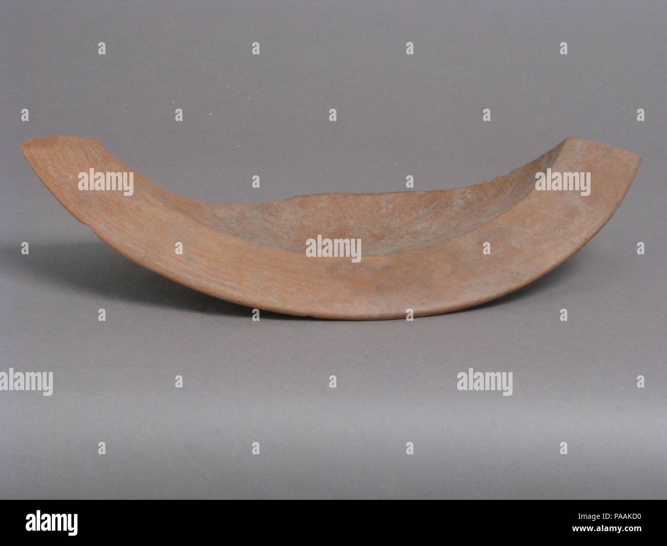 Frammento di una grande ciotola. Cultura: copto. Dimensioni: complessivo: 2 9/16 x 12 7/16 x 5 1/4 in. (6,5 x 31,6 x 13,3 cm). Data: 4-VII secolo. Museo: Metropolitan Museum of Art di New York, Stati Uniti d'America. Foto Stock