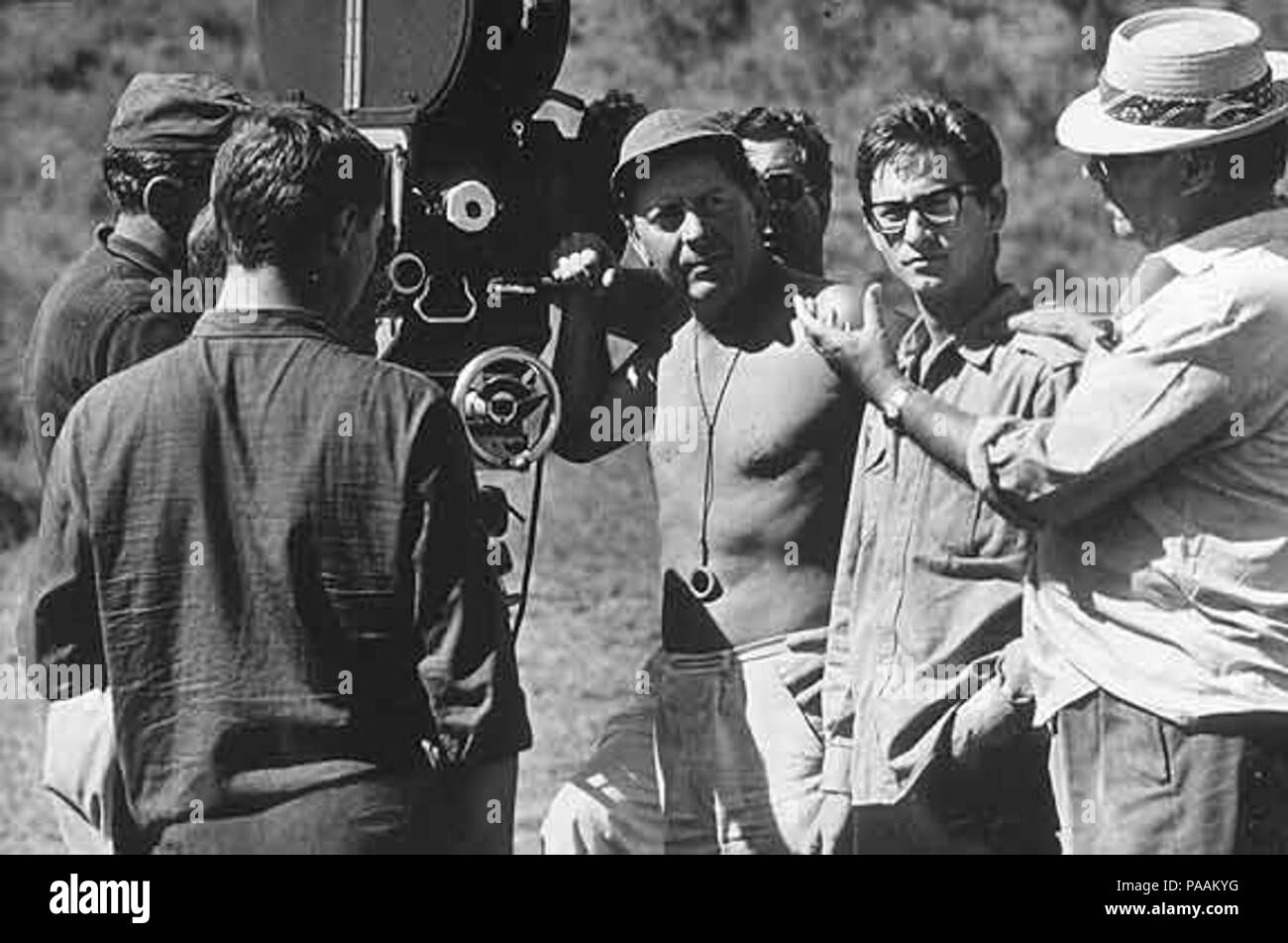 215 Renzo-e-Roberto-Rossellini-su-set-1964 Foto Stock